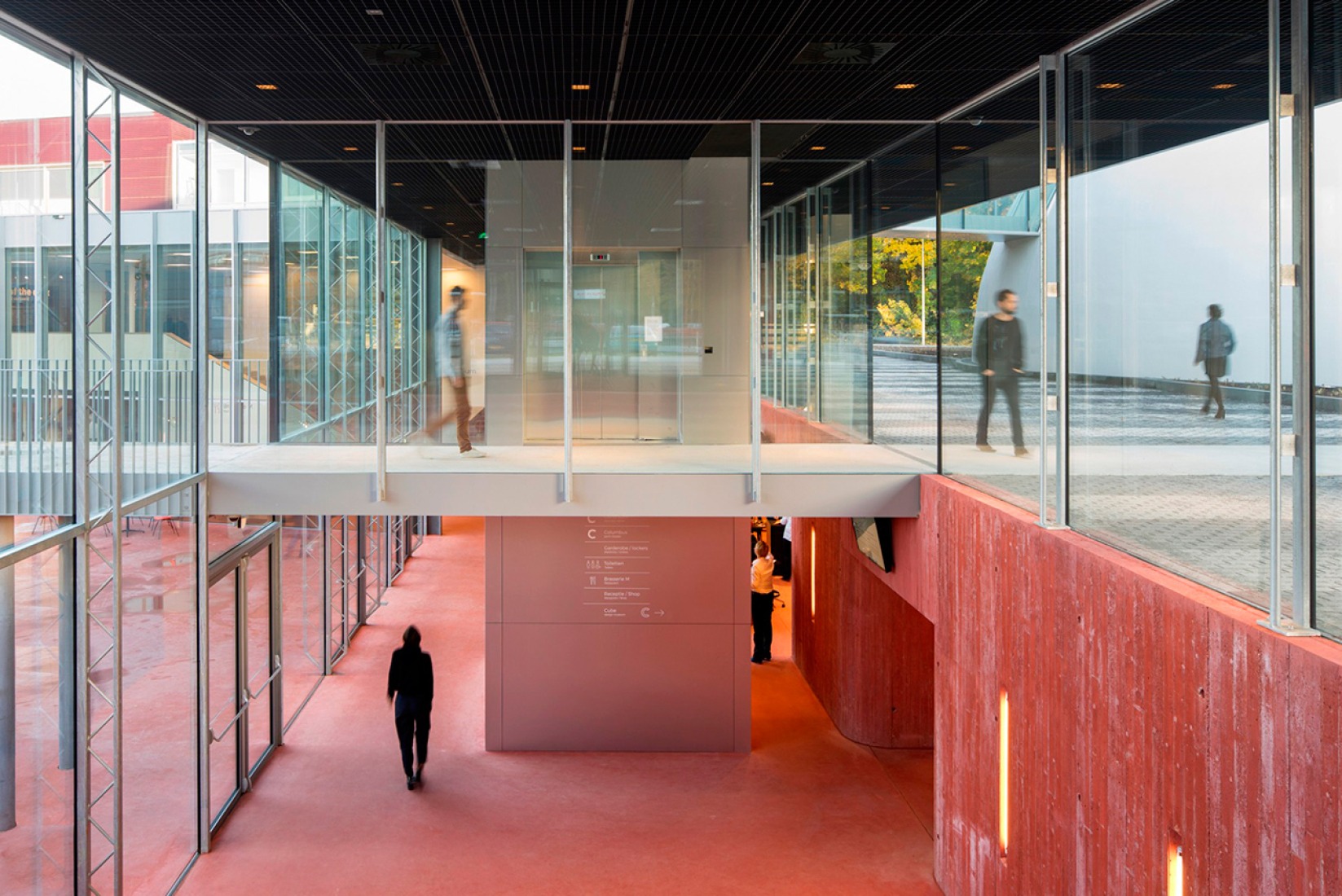 Pasarela pública a traves de la zona de entrada. Museumplein Limburg por Shift architecture urbanism. Fotografía © Rene de Wit, Henny van Belkom, Kenneth Tan.