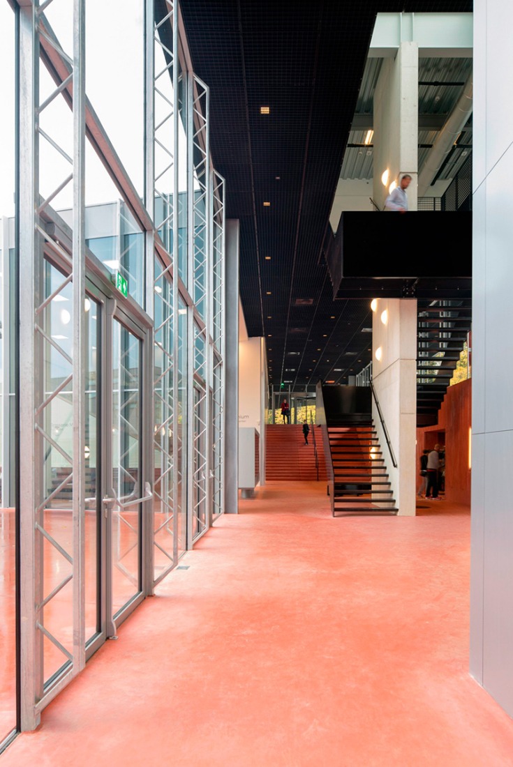 Hall de entrada. Museumplein Limburg por Shift architecture urbanism. Fotografía © Rene de Wit, Henny van Belkom, Kenneth Tan.