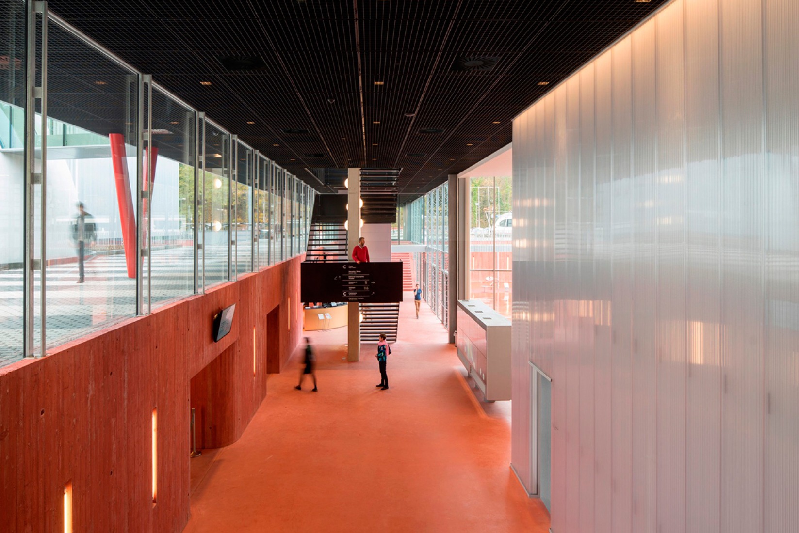 Descendiendo a un paisaje interior. Museumplein Limburg por Shift architecture urbanism. Fotografía © Rene de Wit, Henny van Belkom, Kenneth Tan.