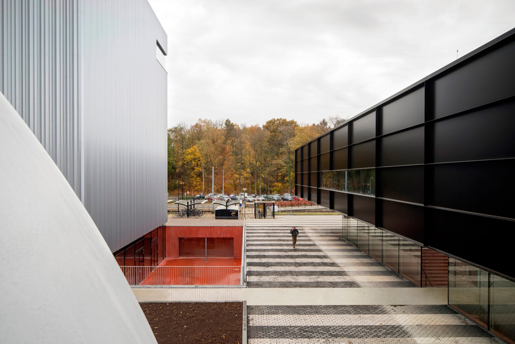Paso cebreado desde y hacia la estación. Museumplein Limburg por Shift architecture urbanism. Fotografía © Rene de Wit, Henny van Belkom, Kenneth Tan.