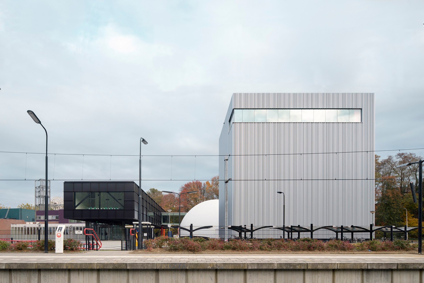 Vista desde la vías. Museumplein Limburg por Shift architecture urbanism. Fotografía © Rene de Wit, Henny van Belkom, Kenneth Tan.