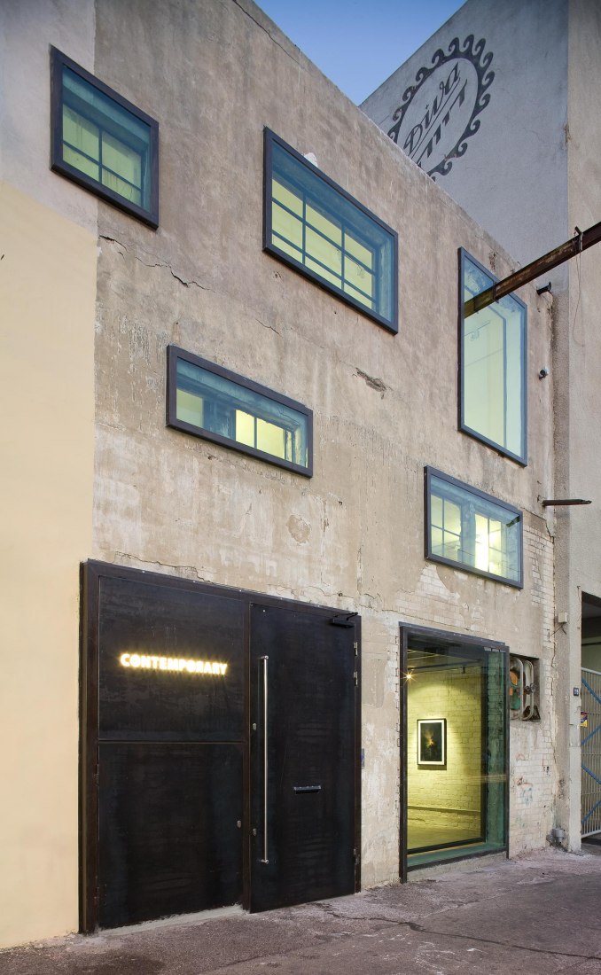 Contemporary, galería de arte por A.Lerman Architects. Fotografía por Amit Geron