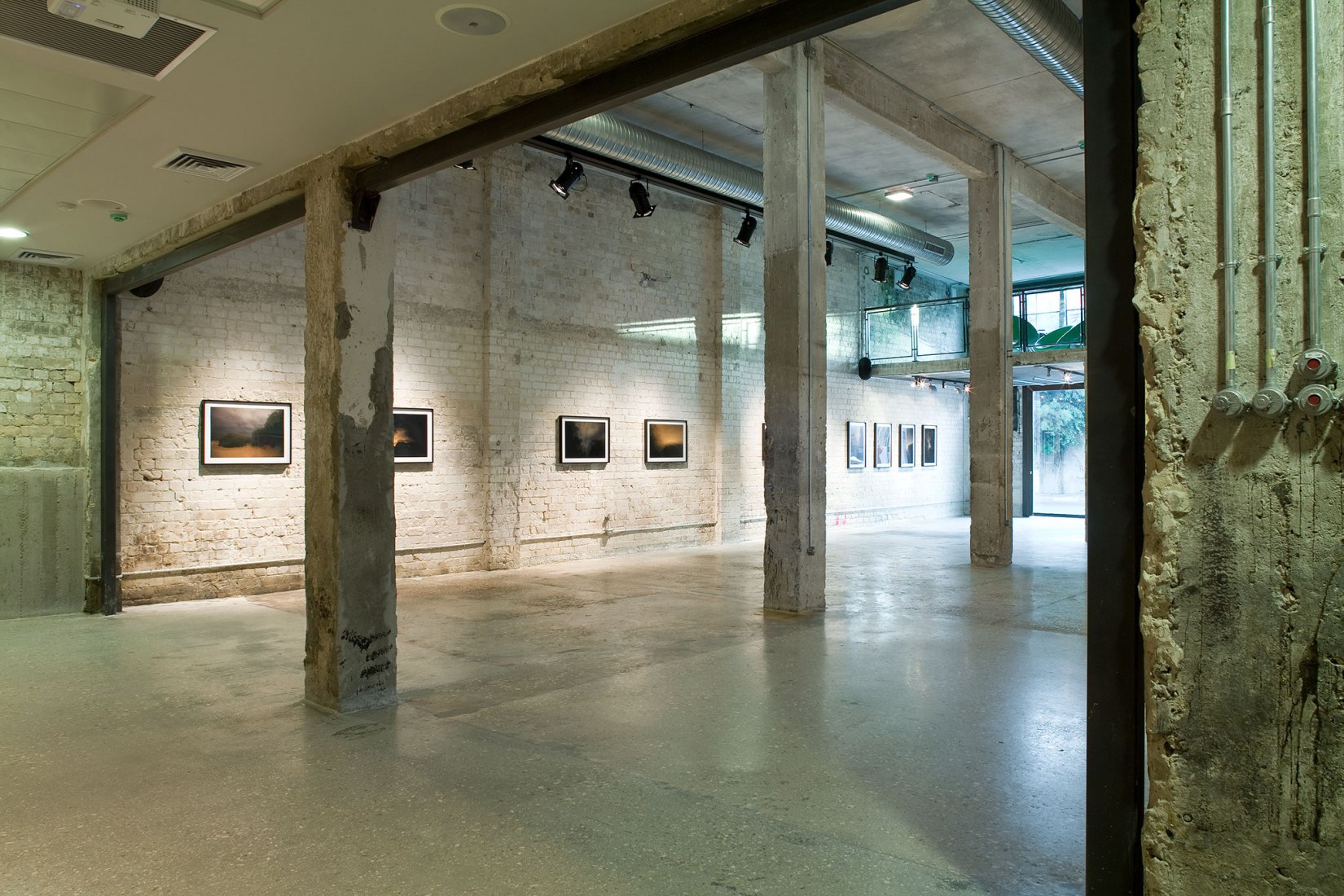 Contemporary, galería de arte por A.Lerman Architects. Fotografía por Amit Geron