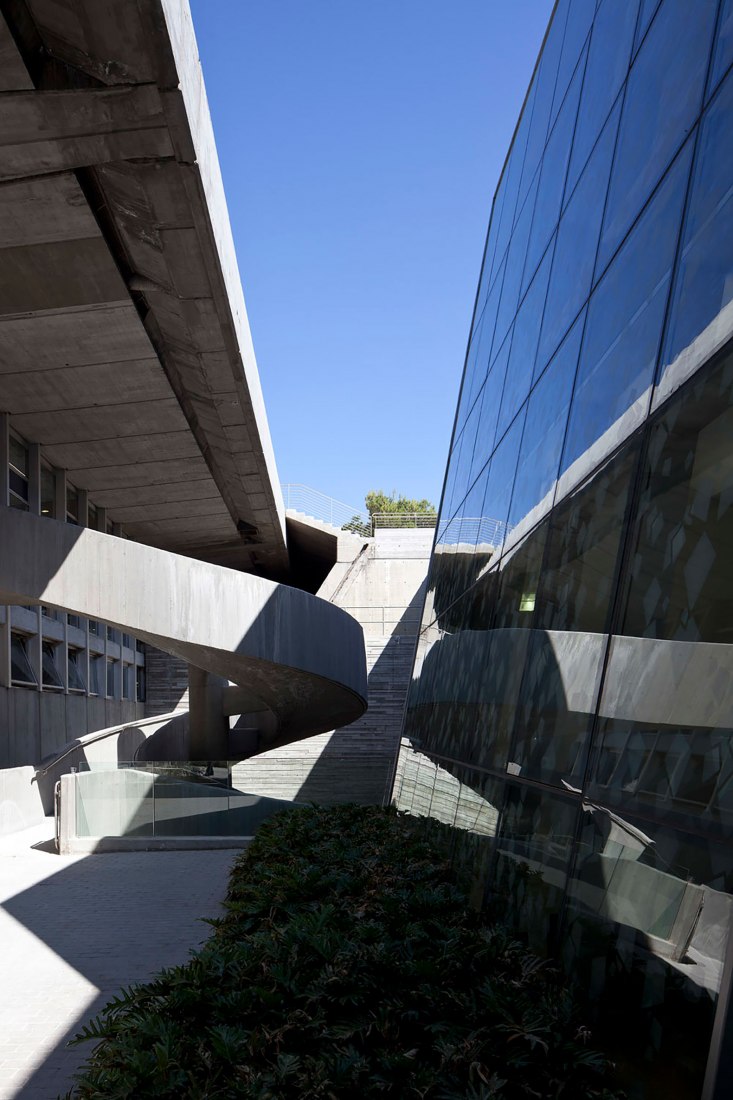 Younes and soraya nazarian library by A. Lerman architects. Photograph by Amit Geron