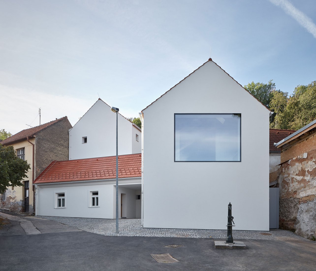 Casa unifamiliar en Jinonice por Atelier 111 arquitectos. Fotografia por BoysPlayNice / Jakub Skokan, Martin Tuma