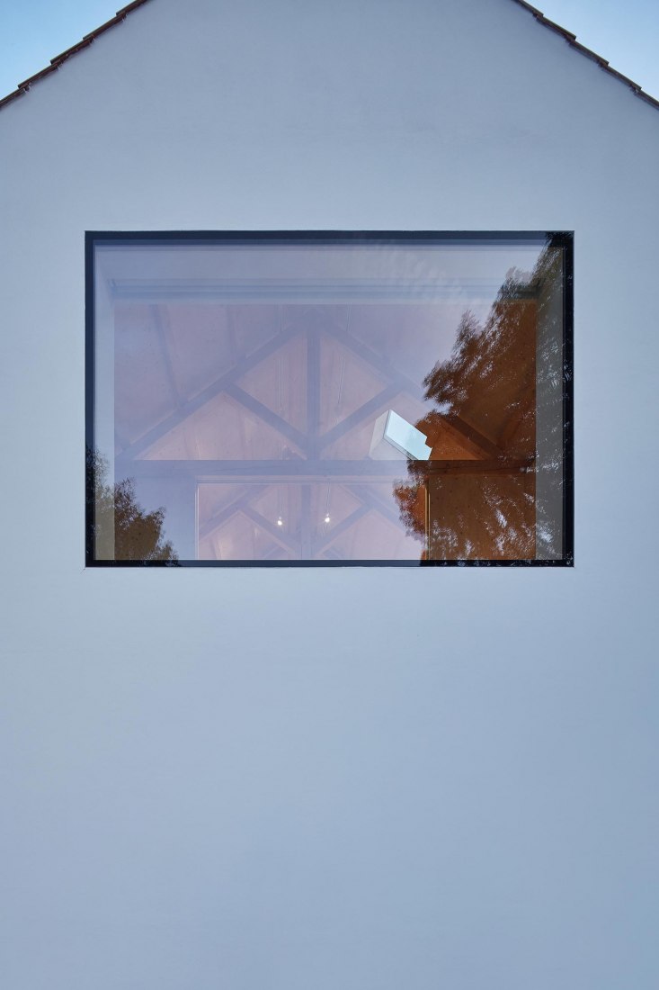 Casa unifamiliar en Jinonice por Atelier 111 arquitectos. Fotografia por BoysPlayNice / Jakub Skokan, Martin Tuma
