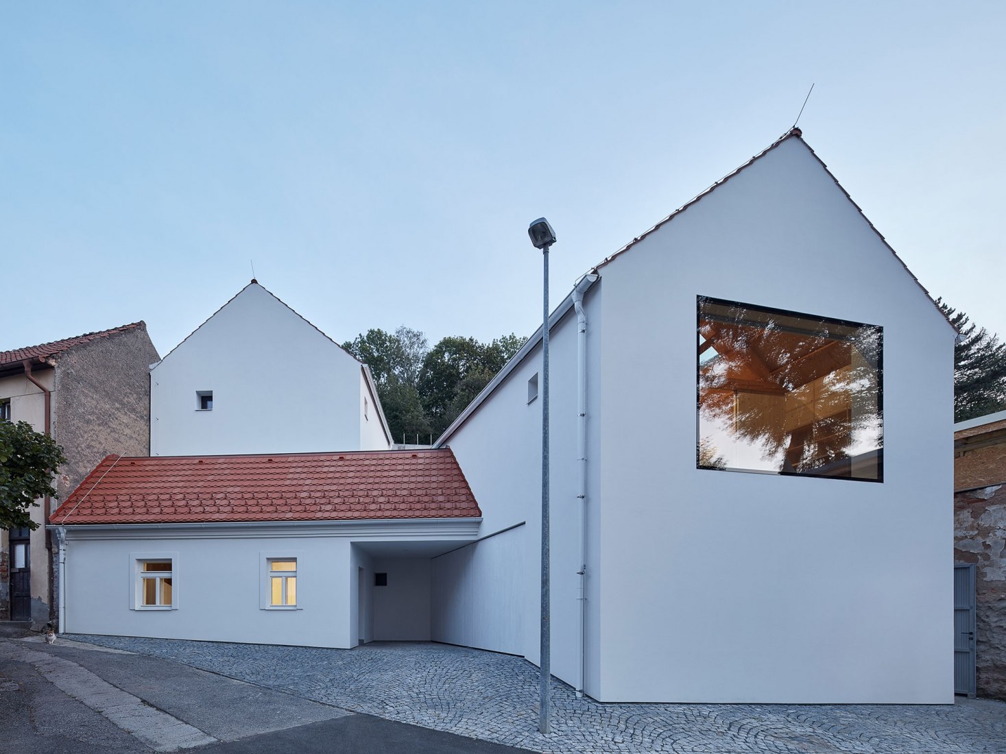 Casa unifamiliar en Jinonice por Atelier 111 arquitectos. Fotografia por BoysPlayNice / Jakub Skokan, Martin Tuma