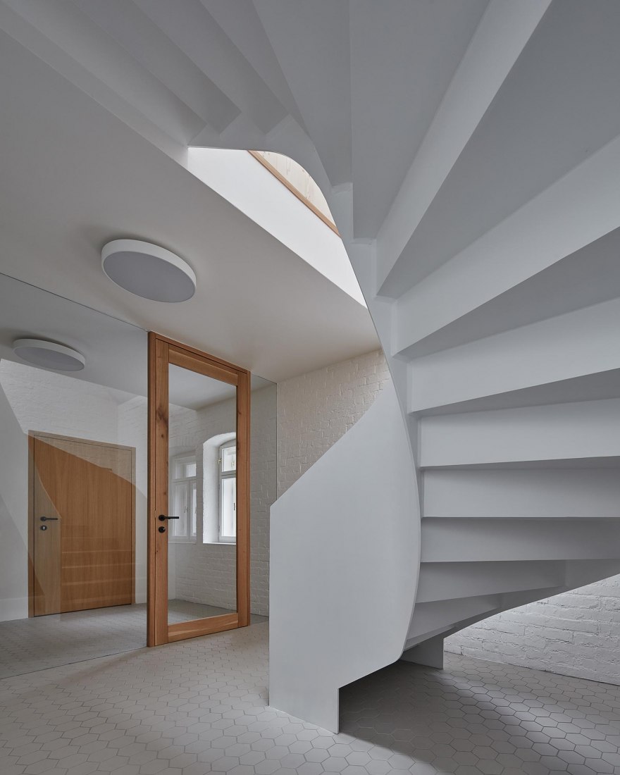 Casa unifamiliar en Jinonice por Atelier 111 arquitectos. Fotografia por BoysPlayNice / Jakub Skokan, Martin Tuma