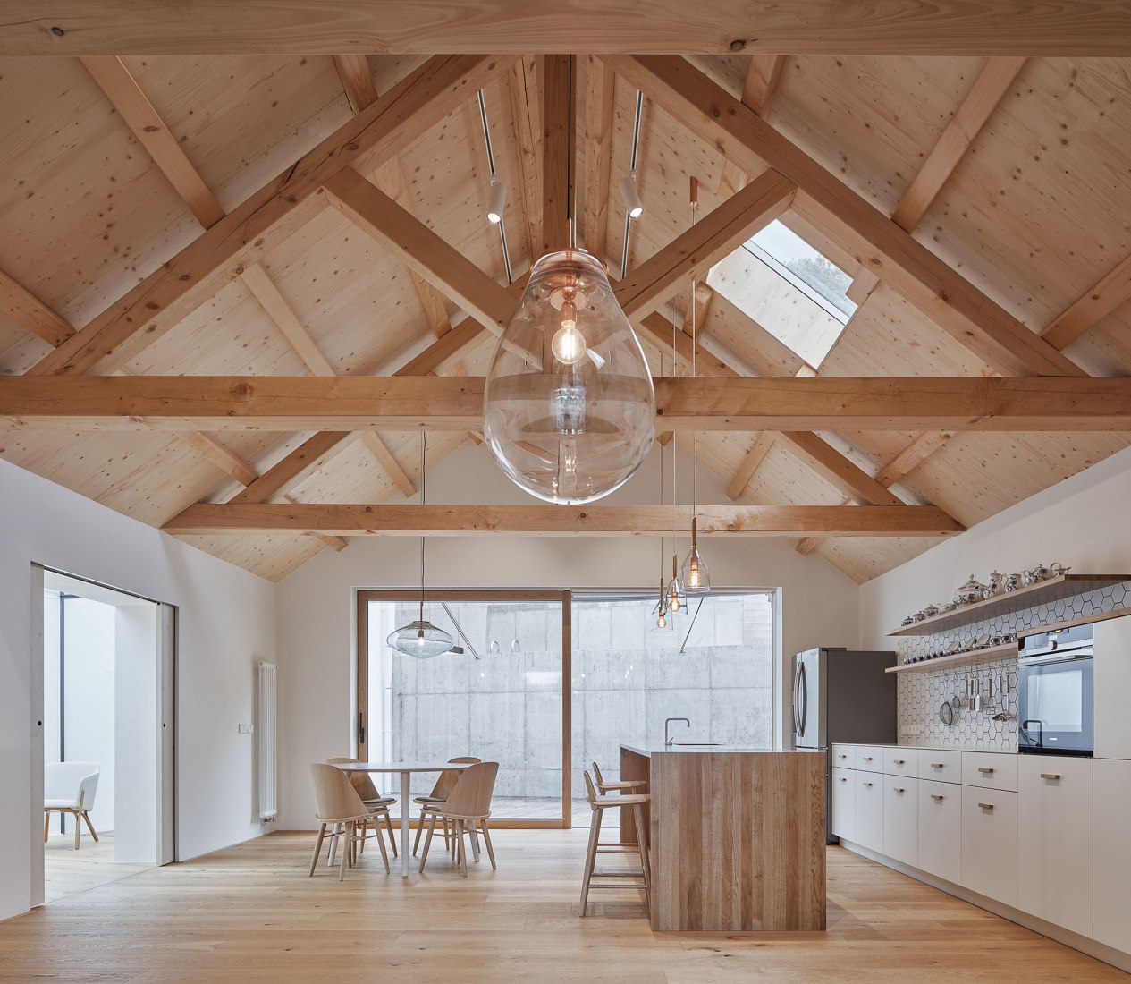 Casa unifamiliar en Jinonice por Atelier 111 arquitectos. Fotografia por BoysPlayNice / Jakub Skokan, Martin Tuma