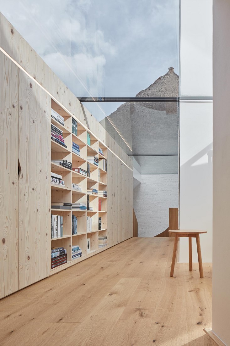 Casa unifamiliar en Jinonice por Atelier 111 arquitectos. Fotografia por BoysPlayNice / Jakub Skokan, Martin Tuma