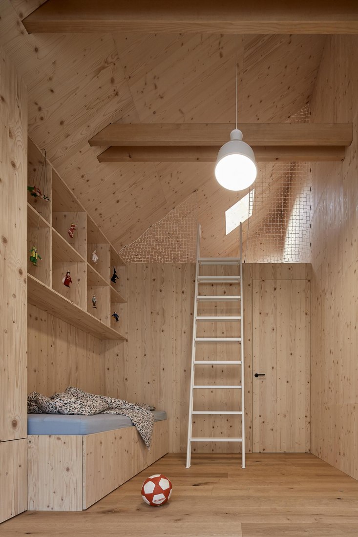 Casa unifamiliar en Jinonice por Atelier 111 arquitectos. Fotografia por BoysPlayNice / Jakub Skokan, Martin Tuma
