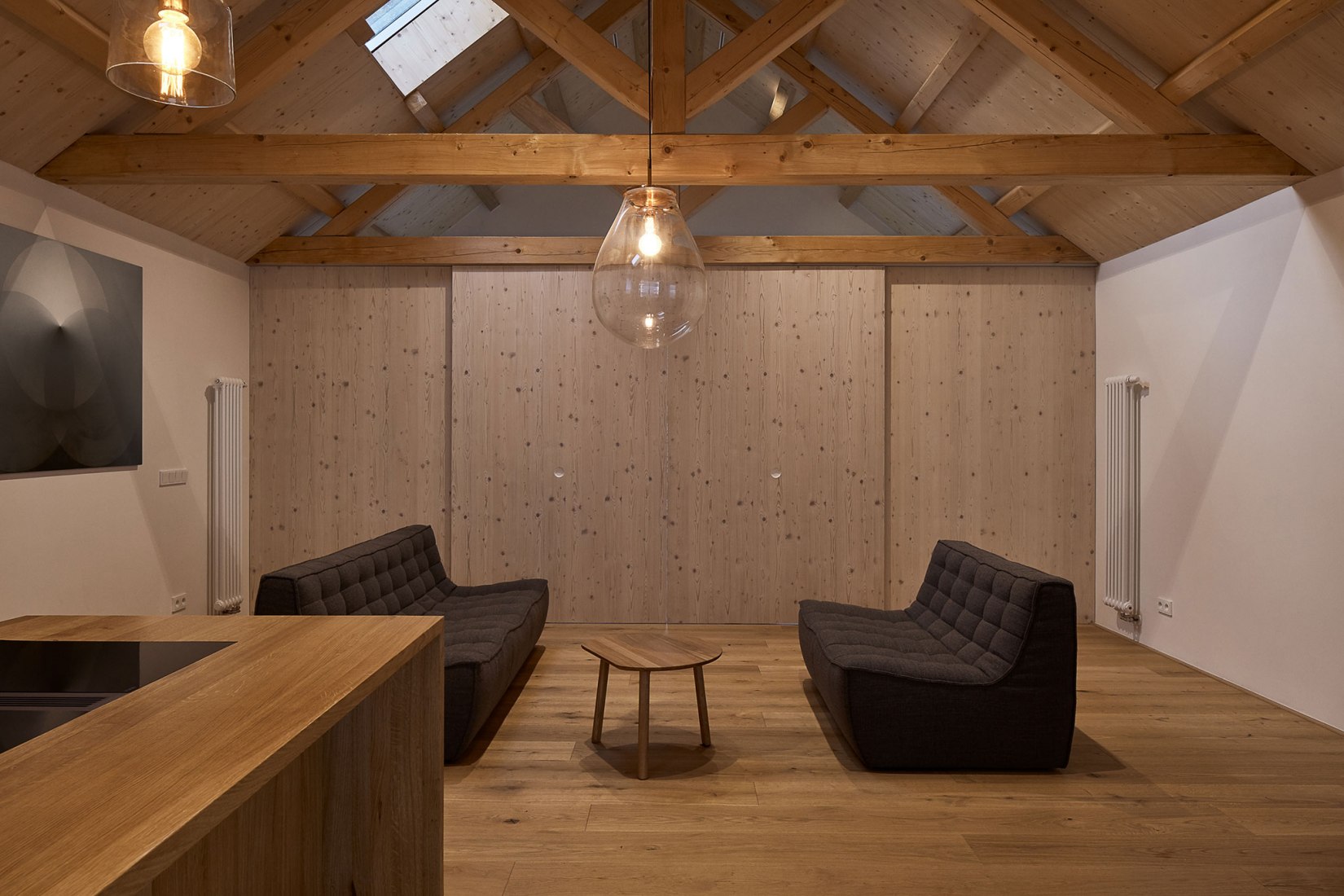 Casa unifamiliar en Jinonice por Atelier 111 arquitectos. Fotografia por BoysPlayNice / Jakub Skokan, Martin Tuma