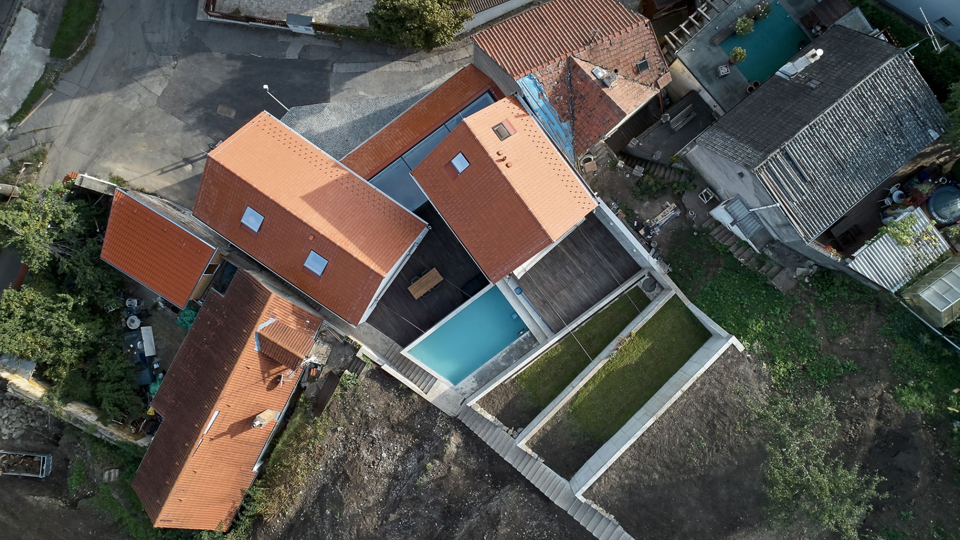 Casa unifamiliar en Jinonice por Atelier 111 arquitectos. Fotografia por BoysPlayNice / Jakub Skokan, Martin Tuma