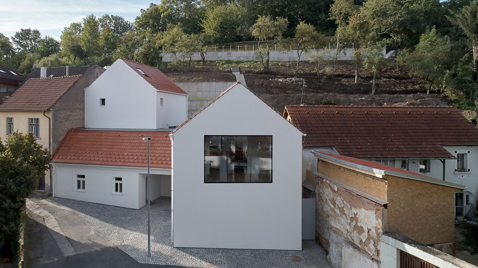 Casa unifamiliar en Jinonice por Atelier 111 arquitectos. Fotografia por BoysPlayNice / Jakub Skokan, Martin Tuma