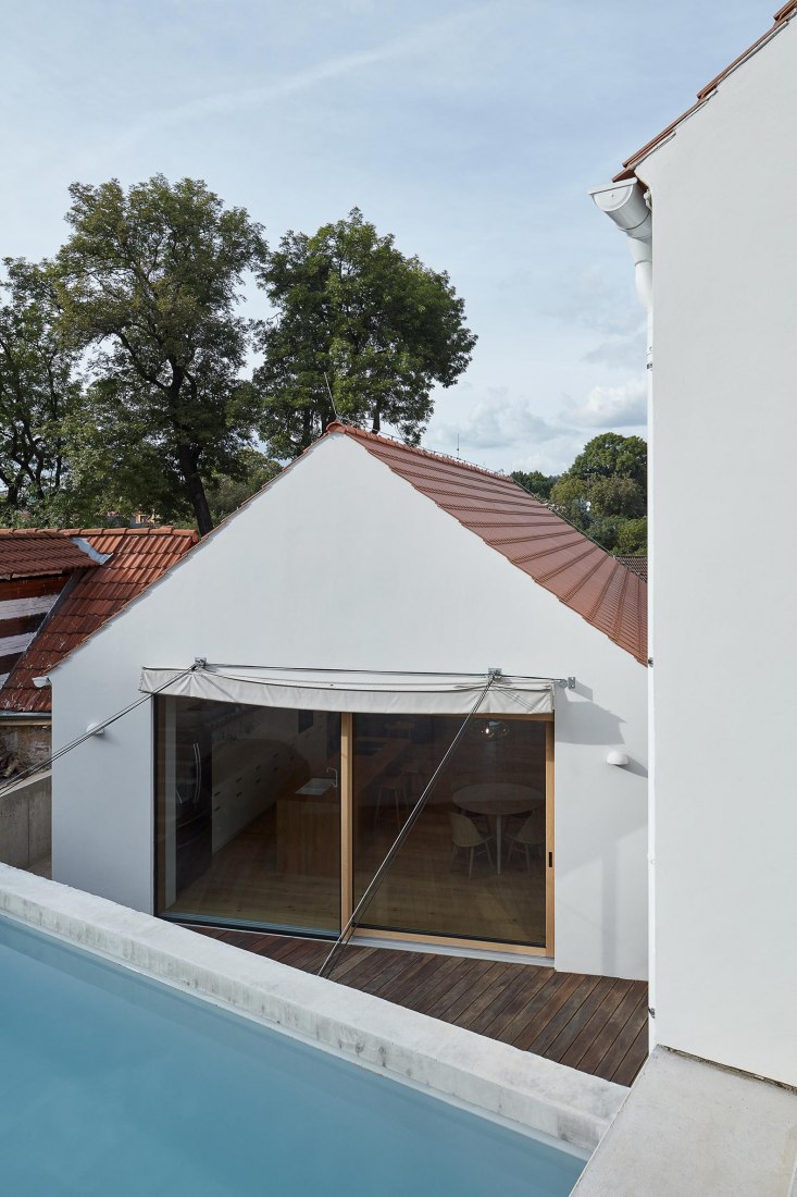Casa unifamiliar en Jinonice por Atelier 111 arquitectos. Fotografia por BoysPlayNice / Jakub Skokan, Martin Tuma