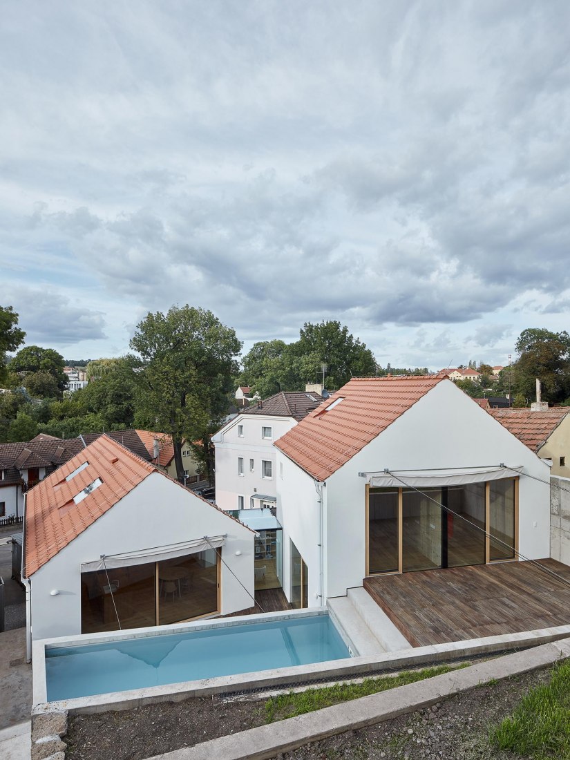 Casa unifamiliar en Jinonice por Atelier 111 arquitectos. Fotografia por BoysPlayNice / Jakub Skokan, Martin Tuma