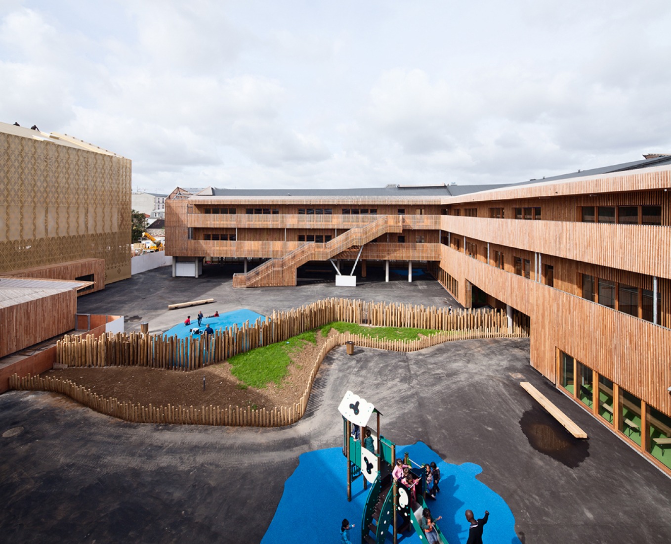 HAL catering + gym building, ECO school building. Intermunicipal school complex by Vincent Parreira – AAVP Architecture. Photography © Luc Boegly. Courtesy of Metropolis Communication.