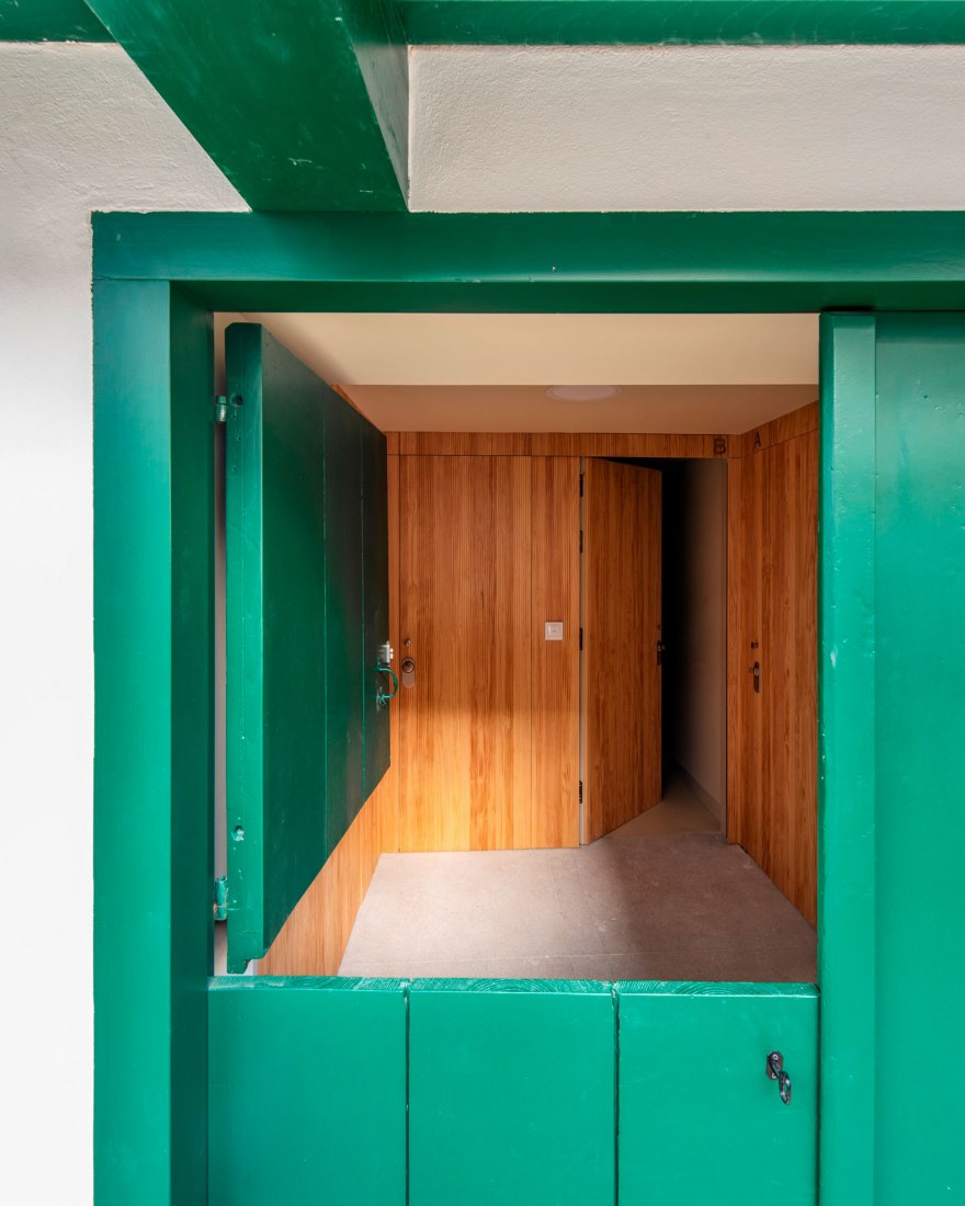 Rehabilitación de inmueble para dos viviendas de promoción pública por abalo alonso arquitectos. Fotografía por Héctor Santos Díez.