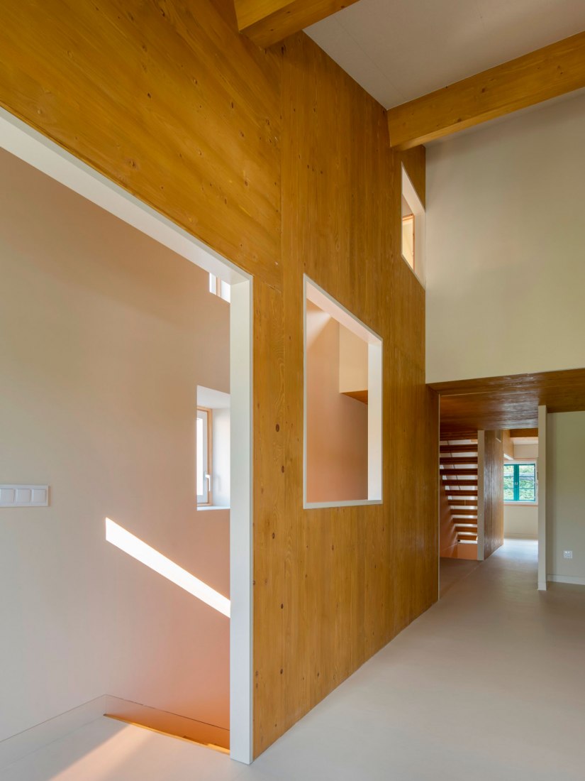 Rehabilitación de inmueble para dos viviendas de promoción pública por abalo alonso arquitectos. Fotografía por Héctor Santos Díez.