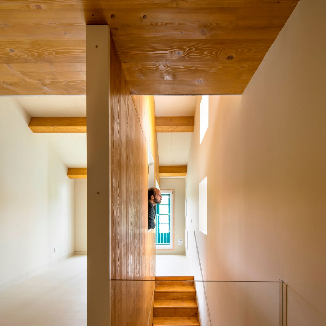 Rehabilitación de inmueble para dos viviendas de promoción pública por abalo alonso arquitectos. Fotografía por Héctor Santos Díez.