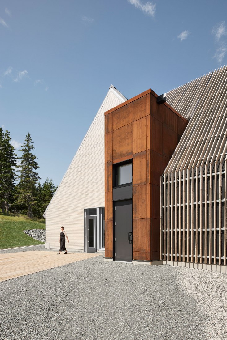 Highland Village Interpretive Centre by Abbott Brown Architects. Photograph by Maxime Brouillet.