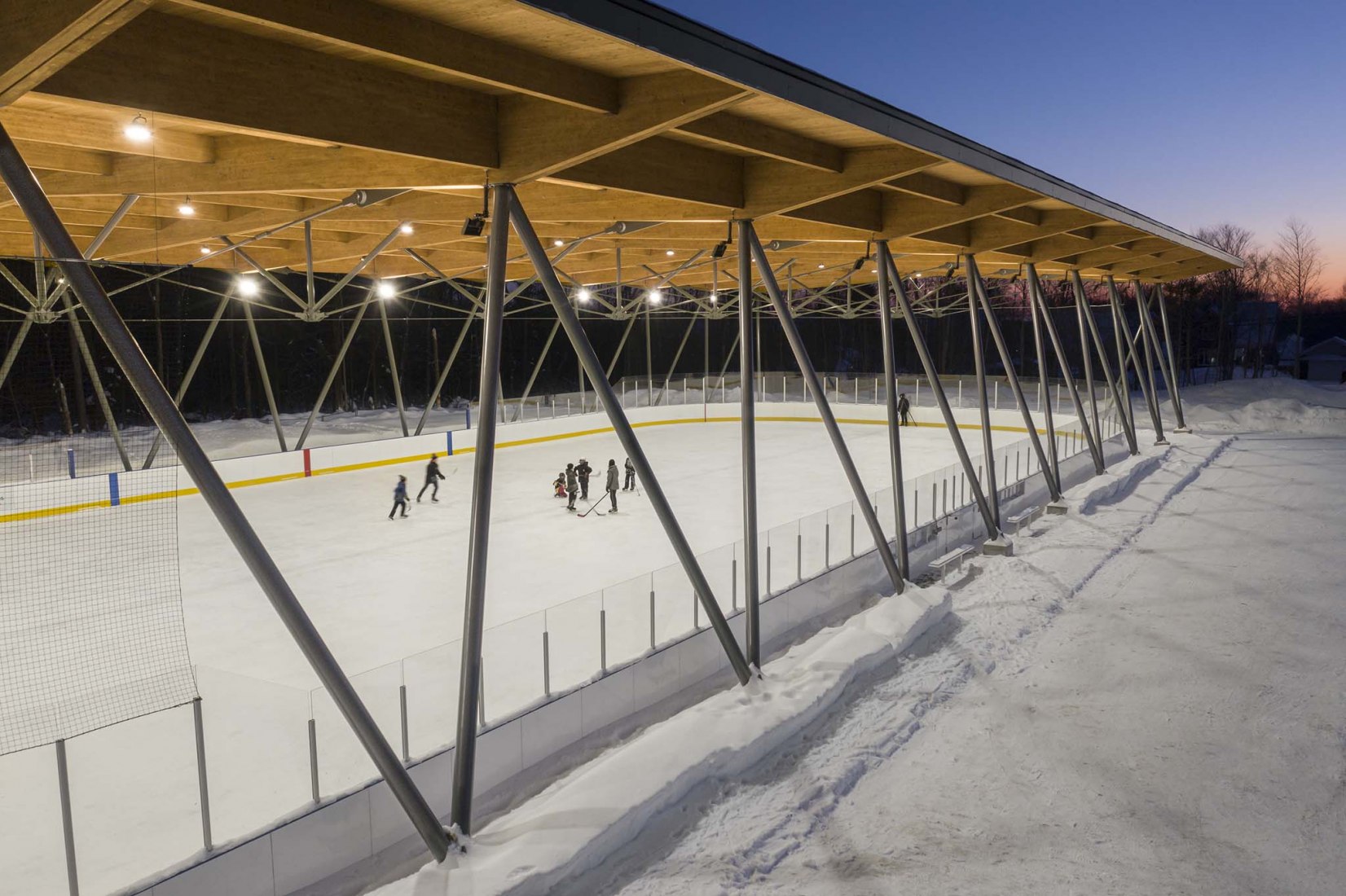 Parc des Saphirs skating rink by ABCP Architecture. Photograph by Stéphane Groleau