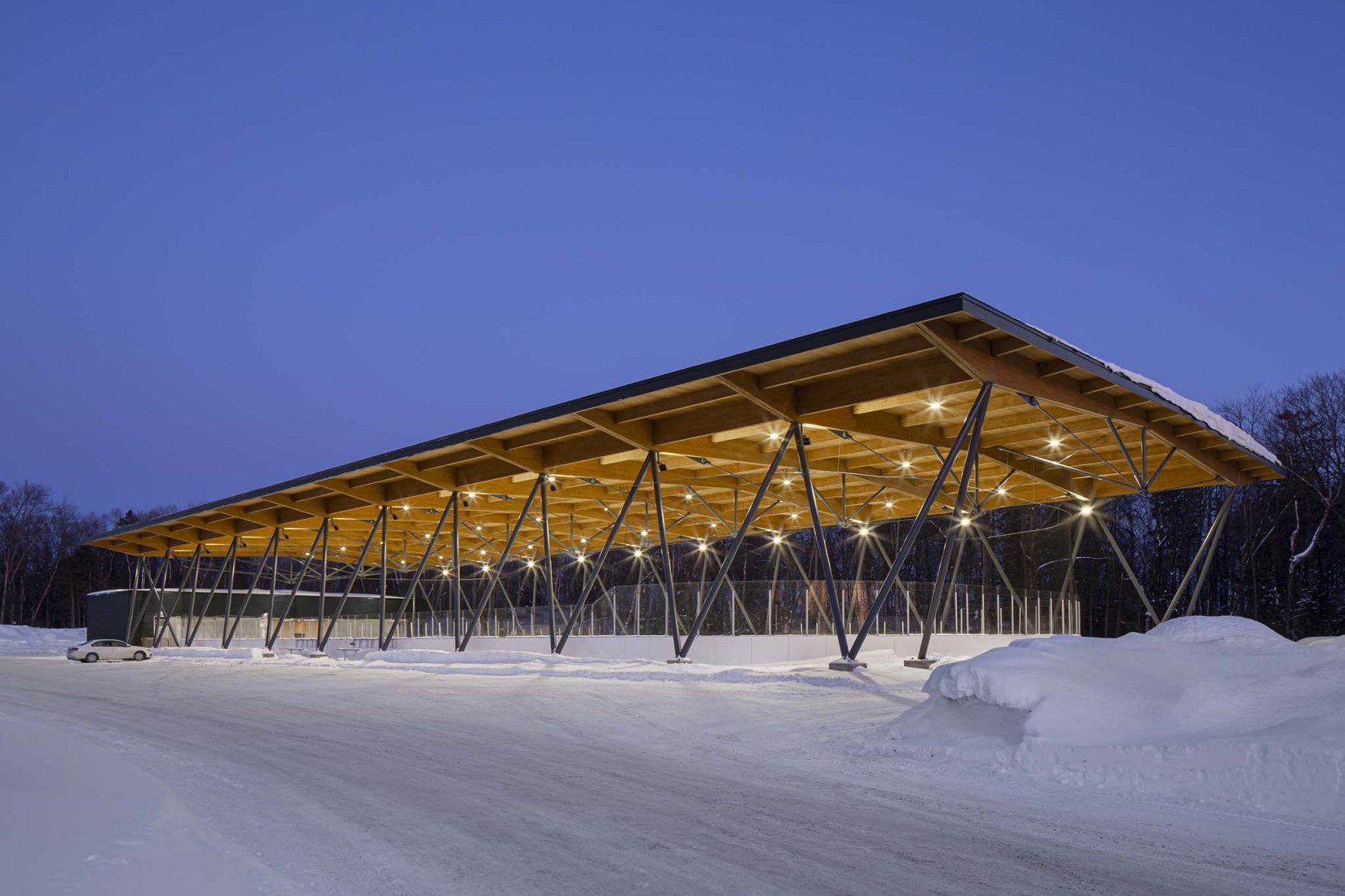 Parc des Saphirs skating rink by ABCP Architecture. Photograph by Stéphane Groleau