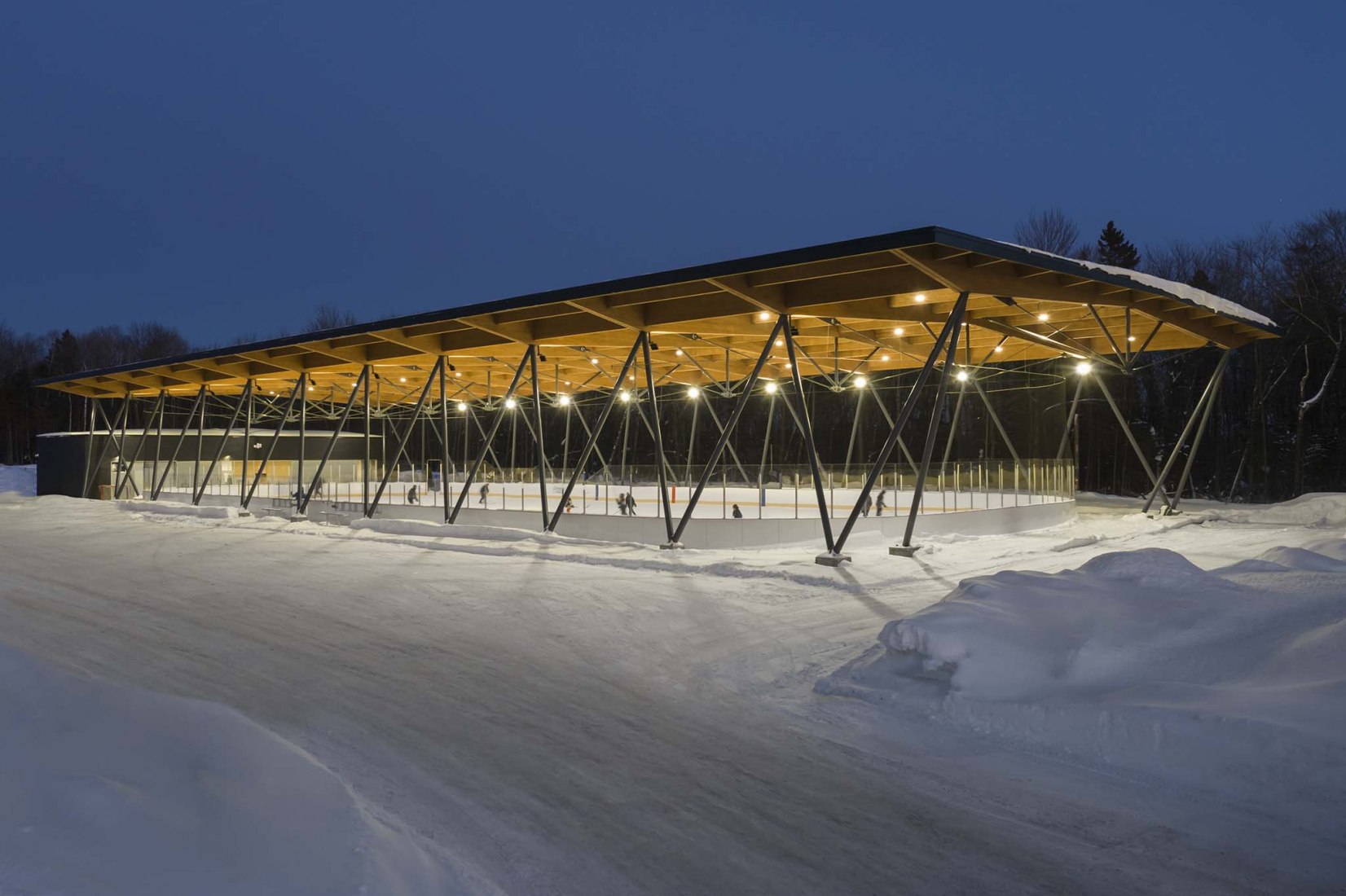 Parc des Saphirs skating rink by ABCP Architecture. Photograph by Stéphane Groleau