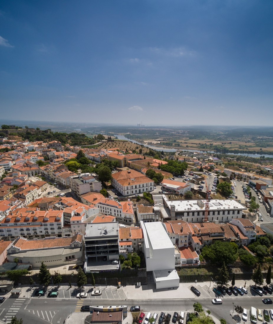 Vista aérea. Mercado Municipal de Abrantes por ARX Portugal. Fotografía © Fernando + Sergio Guerra