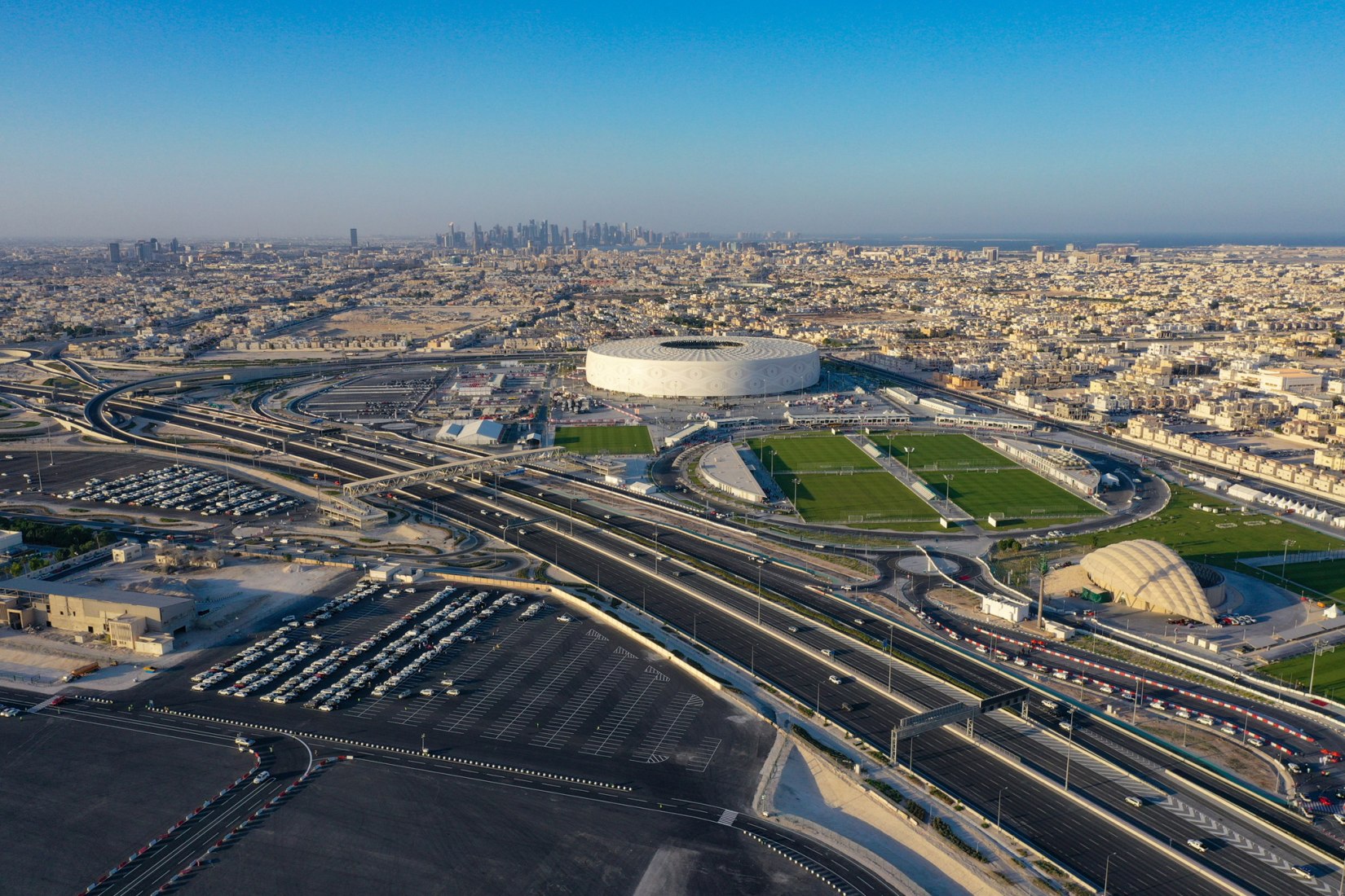 Estadio Al Thumama por Fenwick Iribarren and Arab Engineering Bureau. Fotografía cortesía de Comité Supremo de Entrega y Legado de Qatar