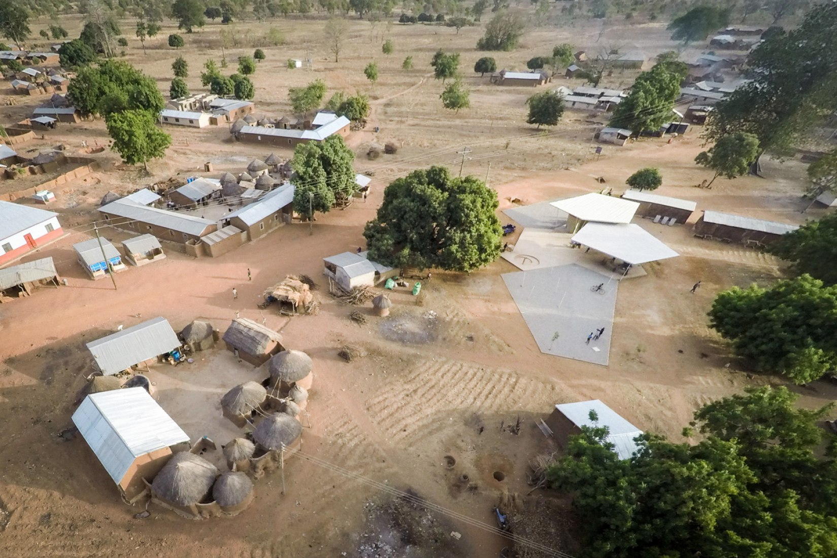 New Guabu­li­ga Mar­ket by [ap­p­lied] For­eign Af­fairs. Photograph by Juergen Strohmayer. Image courtesy of [applied] Foreign Affairs. 