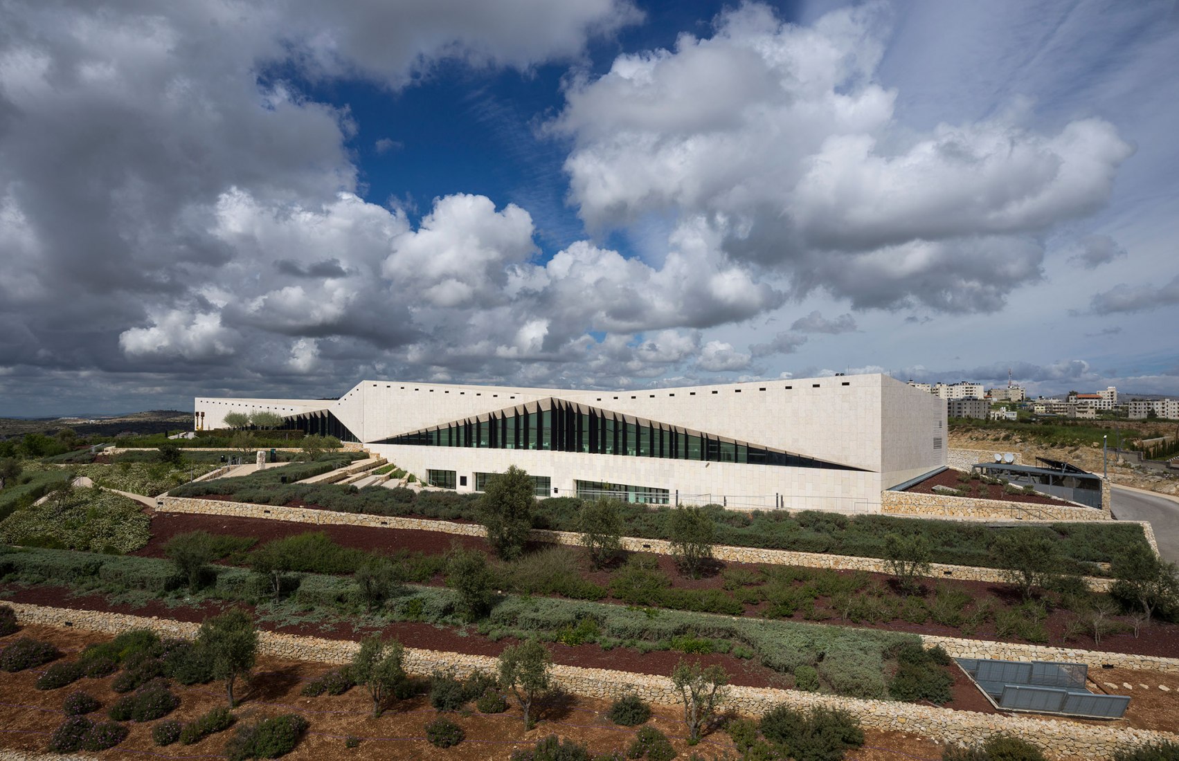El museo está integrado en el paisaje circundante. Museo Palestino por Heneghan Peng Architects. Fotografía © Aga Khan Trust for Culture / Cemal Emden.
