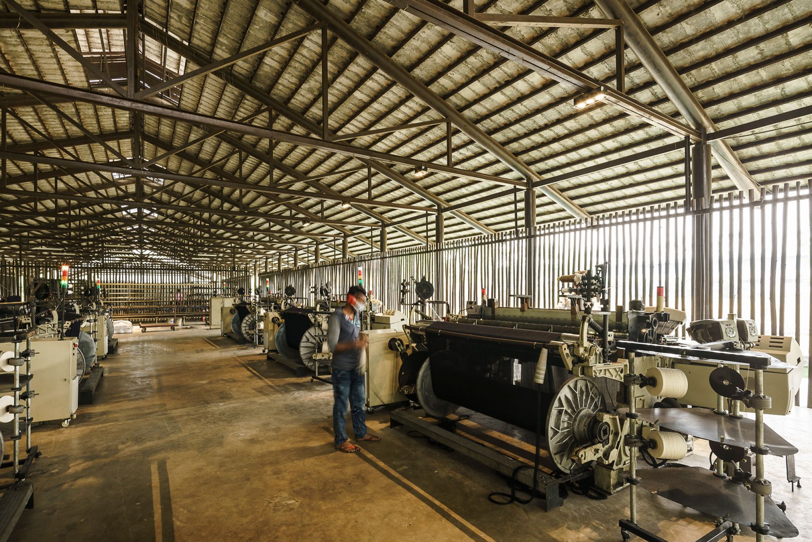Amber Denim Loom Shed, by Archeground. Photograph by © Aga Khan Trust for Culture / Sandro di Carlo Darsa.