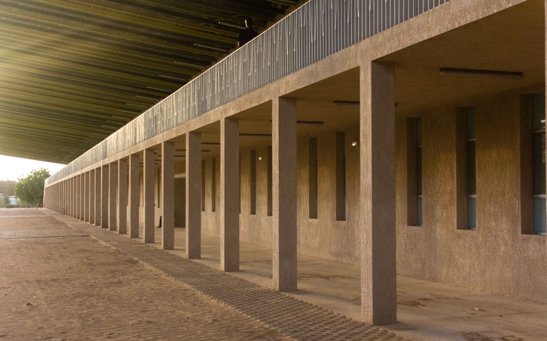 Nuevo edificio Aulario en la universidad Alioune Diop por IDOM. Fotografía por Francesco Pinton.