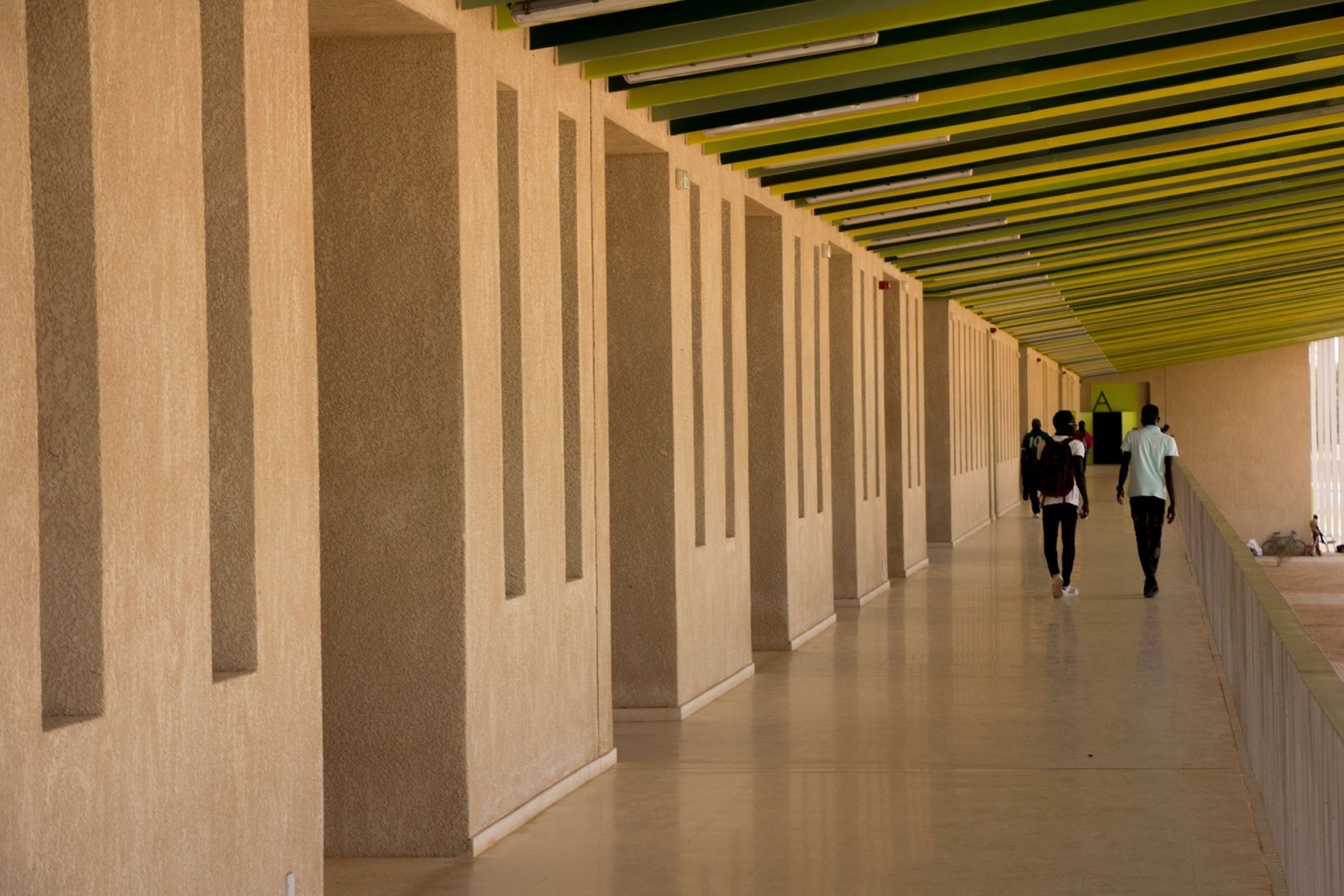 Nuevo edificio Aulario en la universidad Alioune Diop por IDOM. Fotografía por Francesco Pinton.