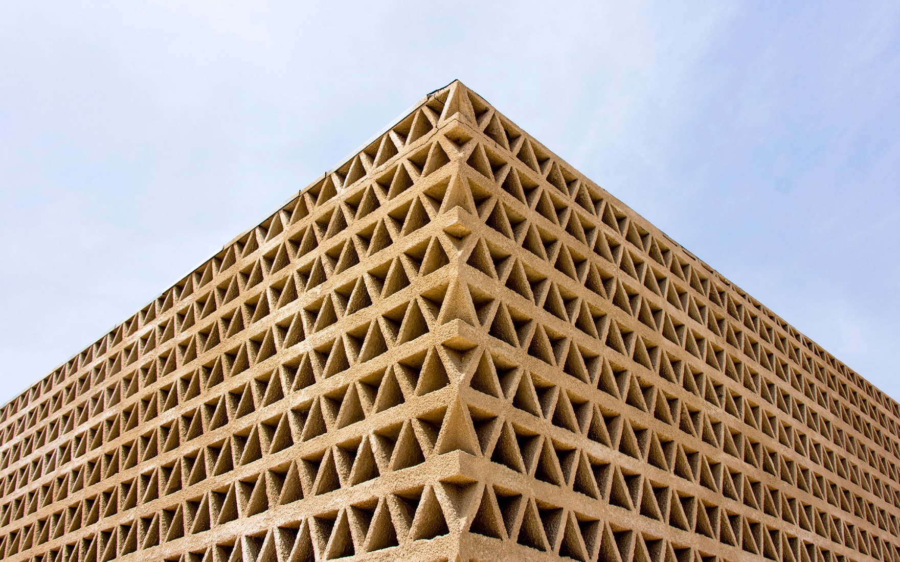 Nuevo edificio Aulario en la universidad Alioune Diop por IDOM. Fotografía por Francesco Pinton.