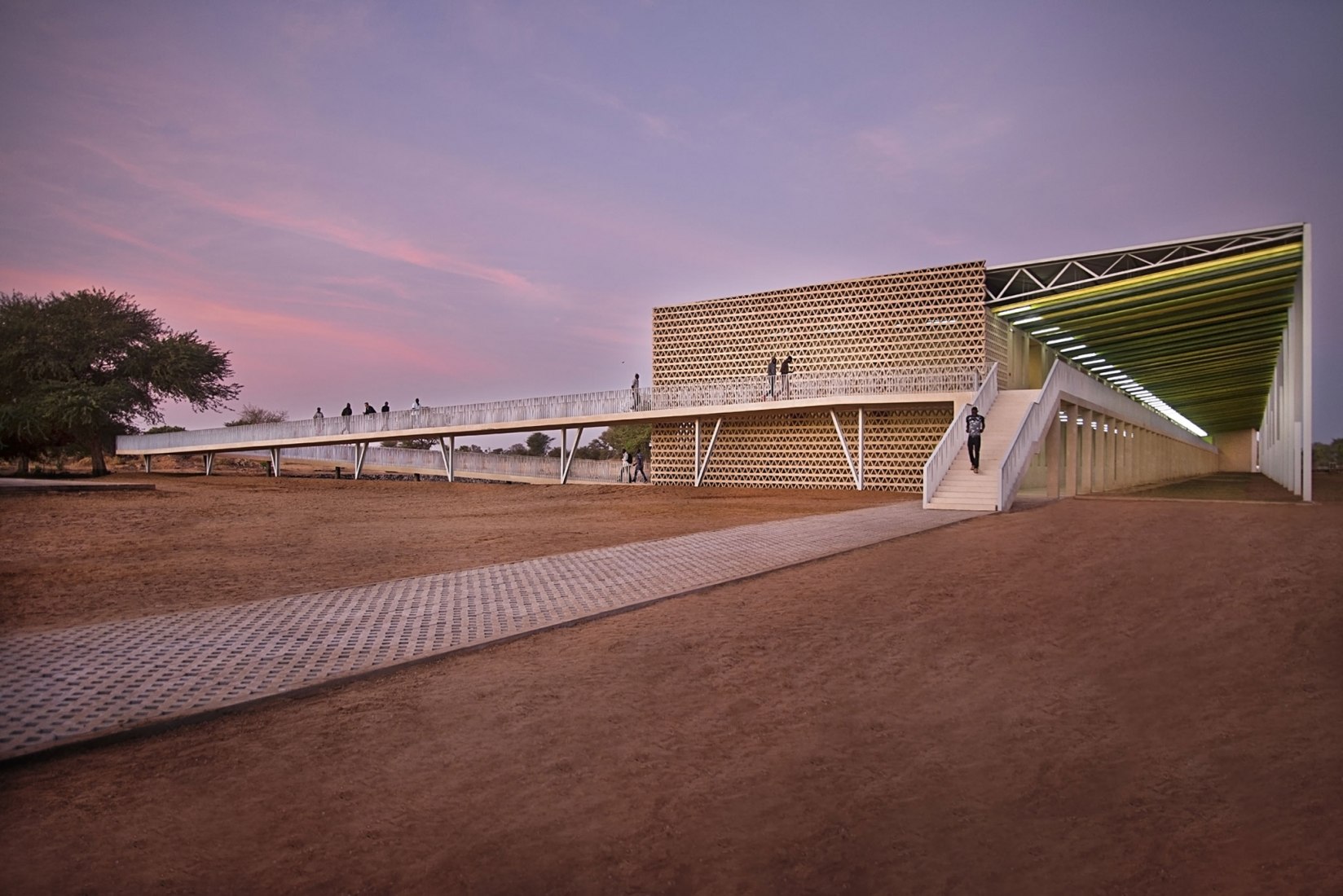 Nuevo edificio Aulario en la universidad Alioune Diop por IDOM. Fotografía por Francesco Pinton.
