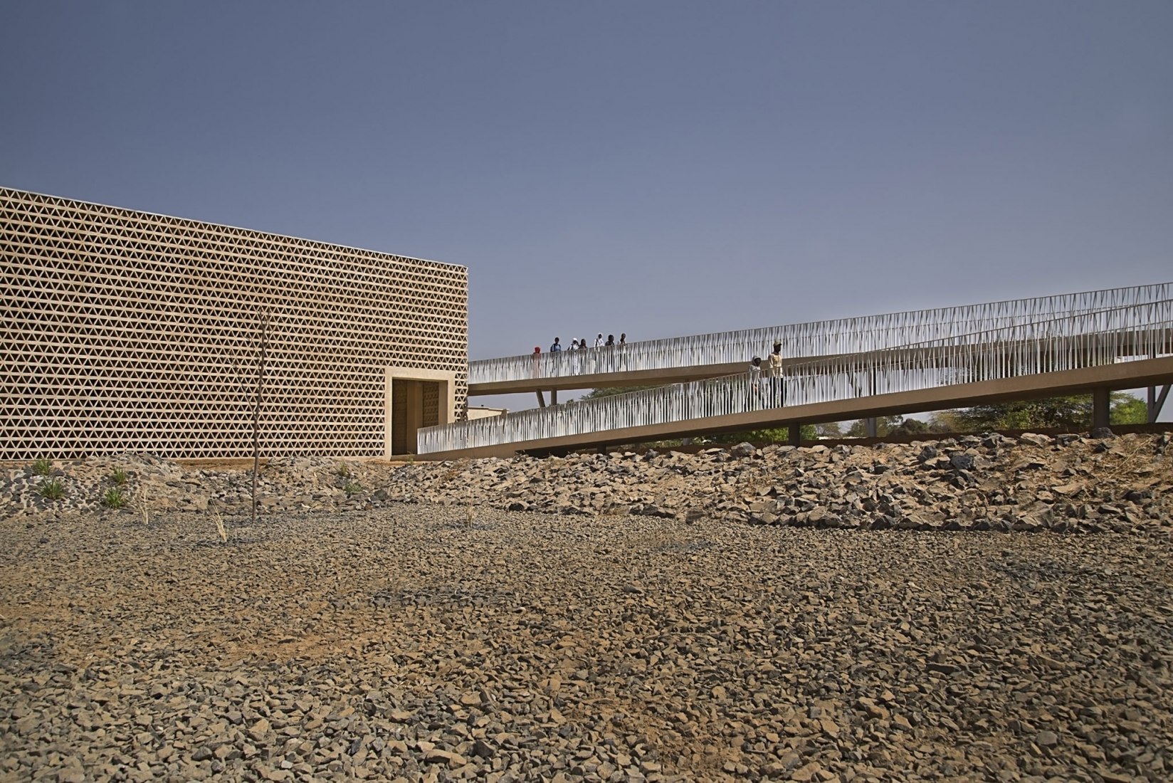 Nuevo edificio Aulario en la universidad Alioune Diop por IDOM. Fotografía por Francesco Pinton.