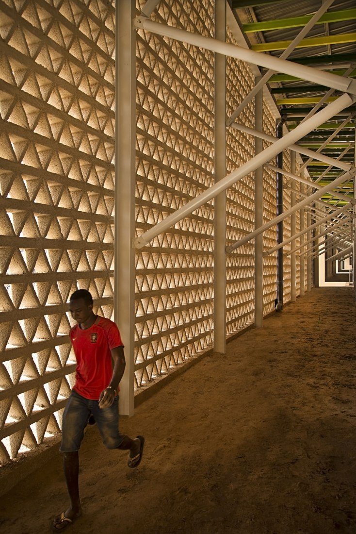 Nuevo edificio Aulario en la universidad Alioune Diop por IDOM. Fotografía por Francesco Pinton.