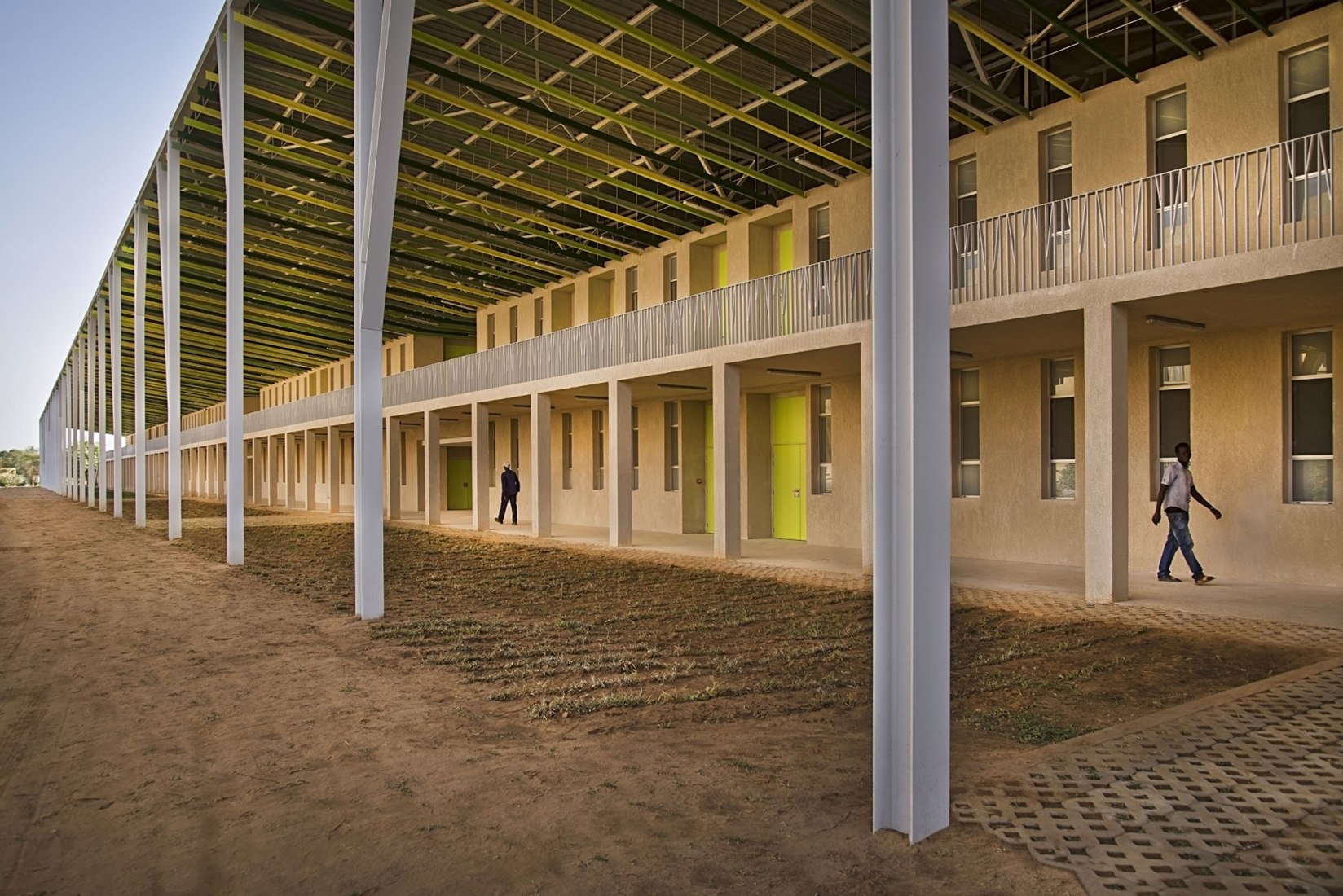 Nuevo edificio Aulario en la universidad Alioune Diop por IDOM. Fotografía por Francesco Pinton.