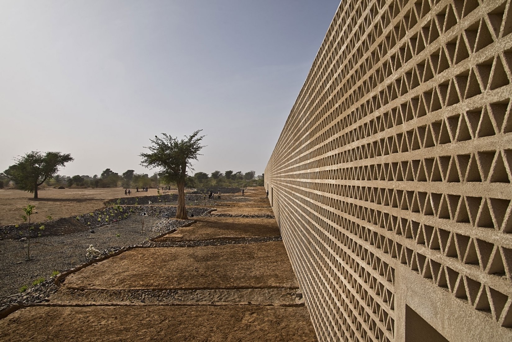 Nuevo edificio Aulario en la universidad Alioune Diop por IDOM. Fotografía por Francesco Pinton.