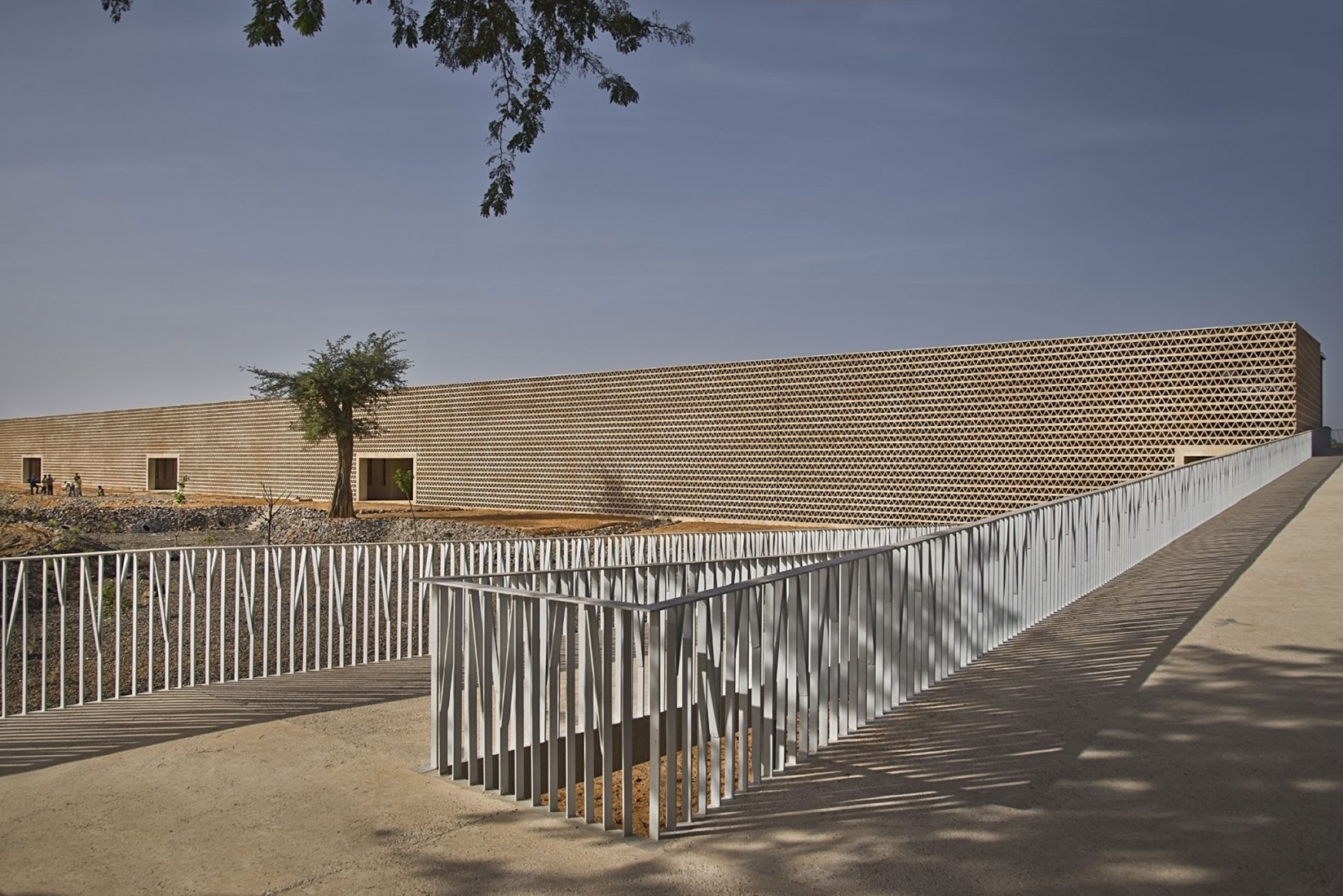 Nuevo edificio Aulario en la universidad Alioune Diop por IDOM. Fotografía por Francesco Pinton.