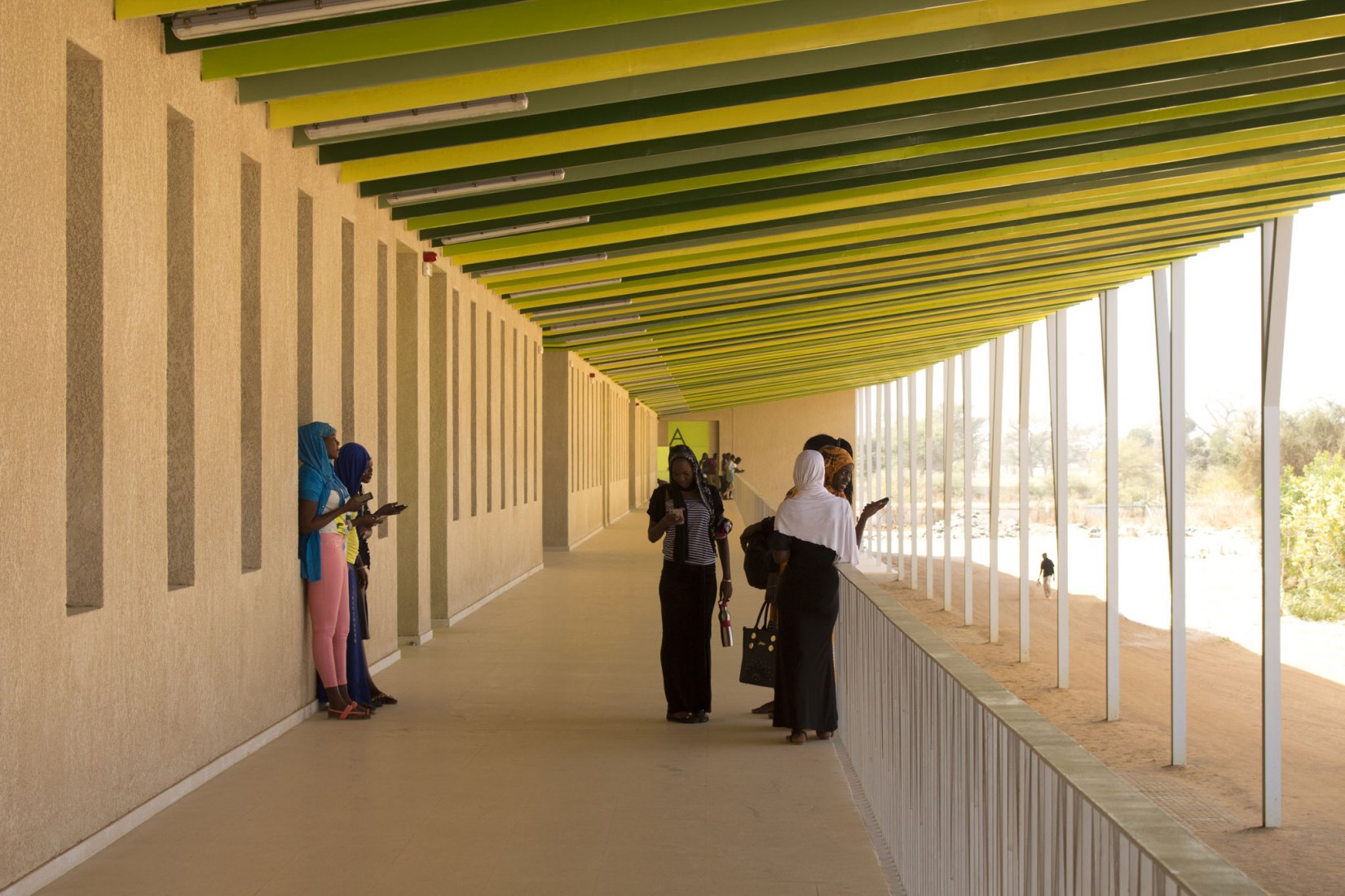 Nuevo edificio Aulario en la universidad Alioune Diop por IDOM. Fotografía por Francesco Pinton.