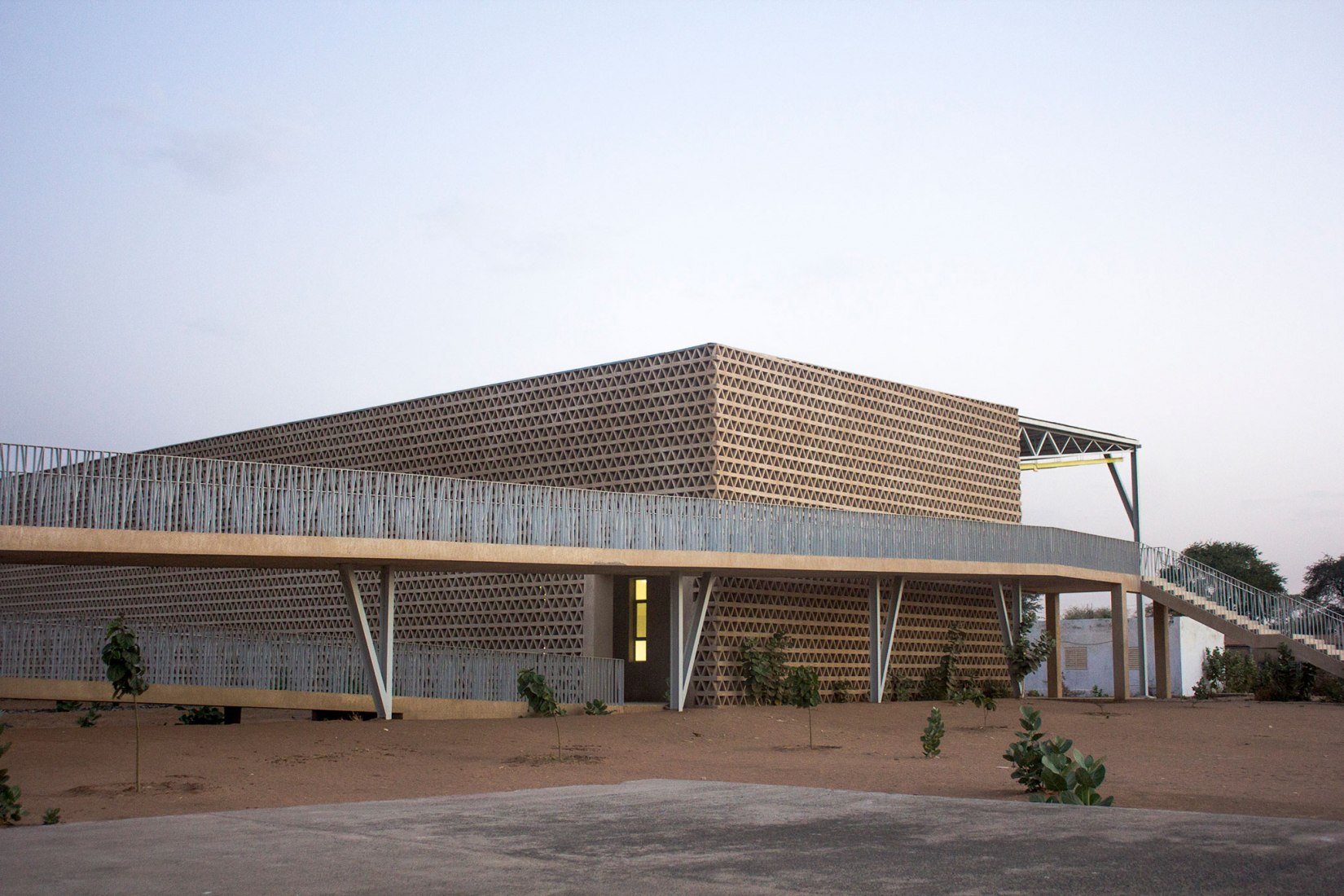 Nuevo edificio Aulario en la universidad Alioune Diop por IDOM. Fotografía por Francesco Pinton.