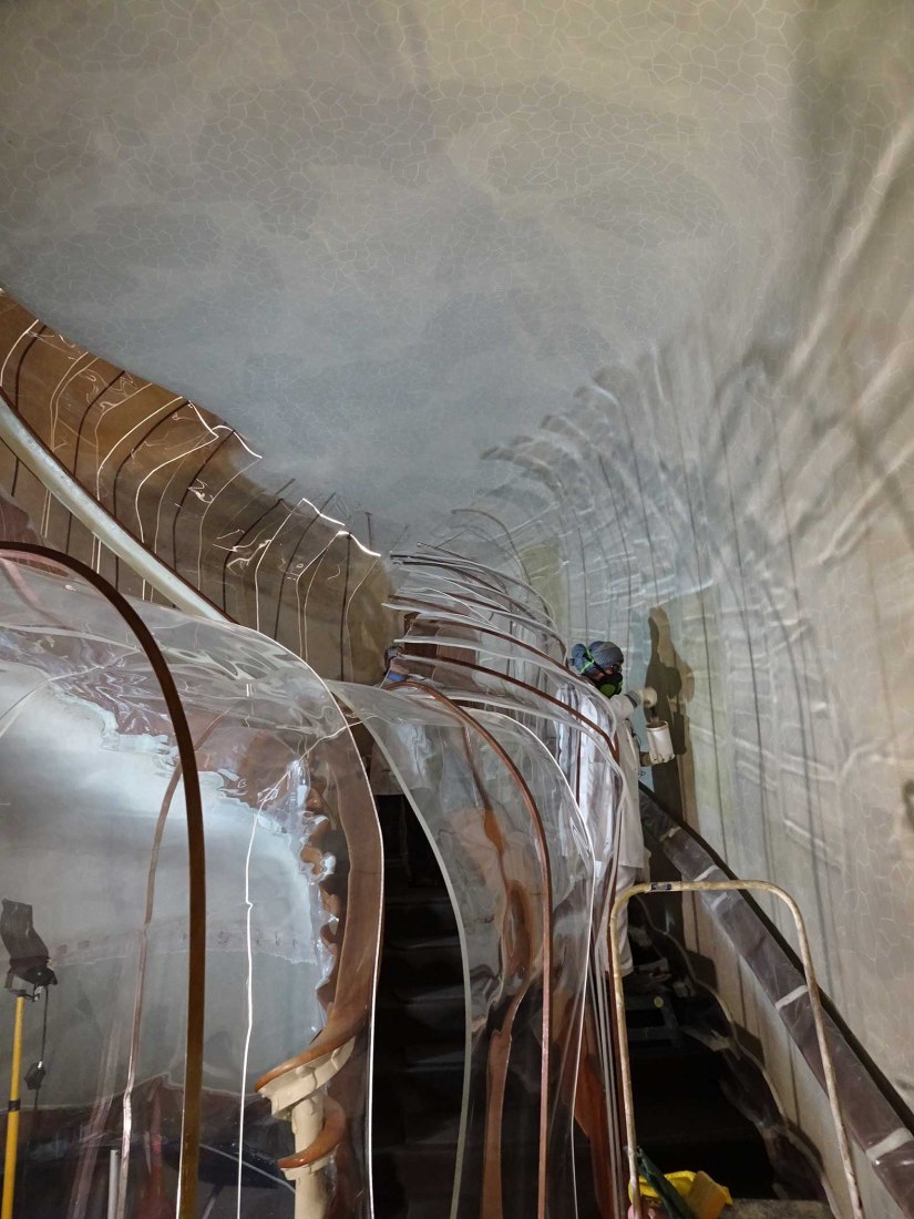 Transparent Tunnel. Explore the Restoration of Casa Batlló 2019 by Agencia HACHE. Photograph by Bito Cels de Molina, Berta Hausmann and Joan Olona