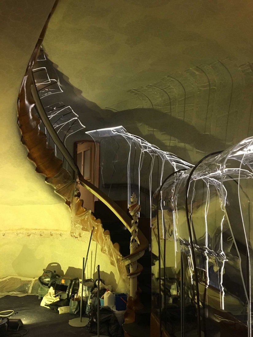 Transparent Tunnel. Explore the Restoration of Casa Batlló 2019 by Agencia HACHE. Photograph by Bito Cels de Molina, Berta Hausmann and Joan Olona