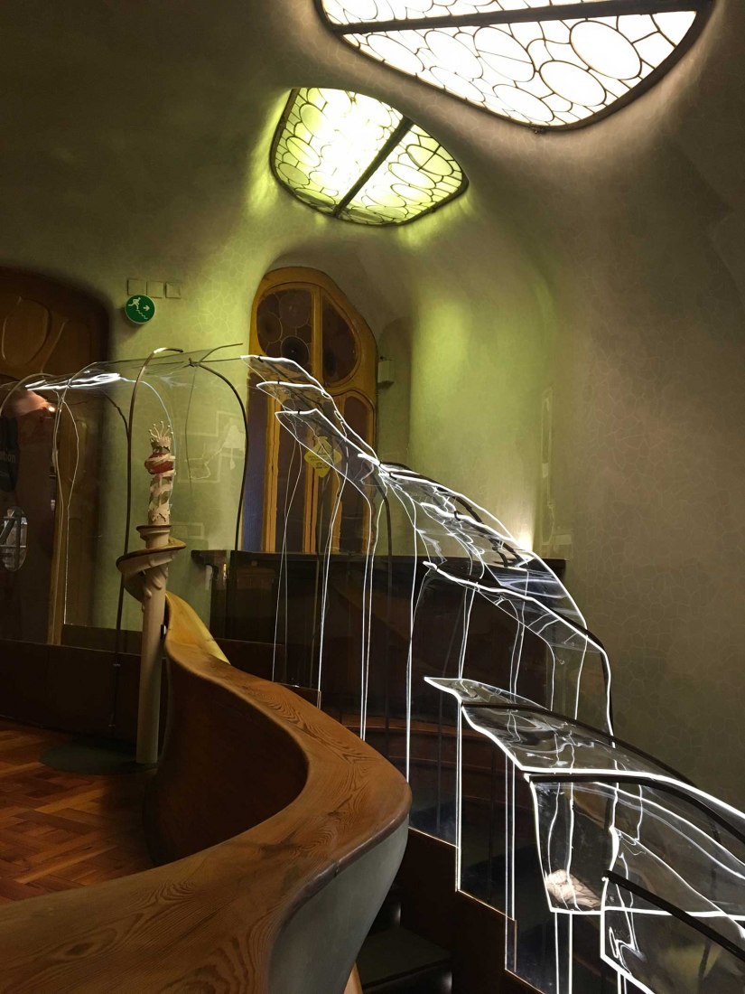 Transparent Tunnel. Explore the Restoration of Casa Batlló 2019 by Agencia HACHE. Photograph by Bito Cels de Molina, Berta Hausmann and Joan Olona