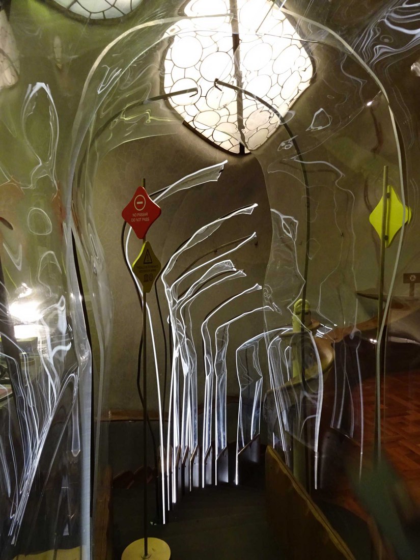 Transparent Tunnel. Explore the Restoration of Casa Batlló 2019 by Agencia HACHE. Photograph by Bito Cels de Molina, Berta Hausmann and Joan Olona