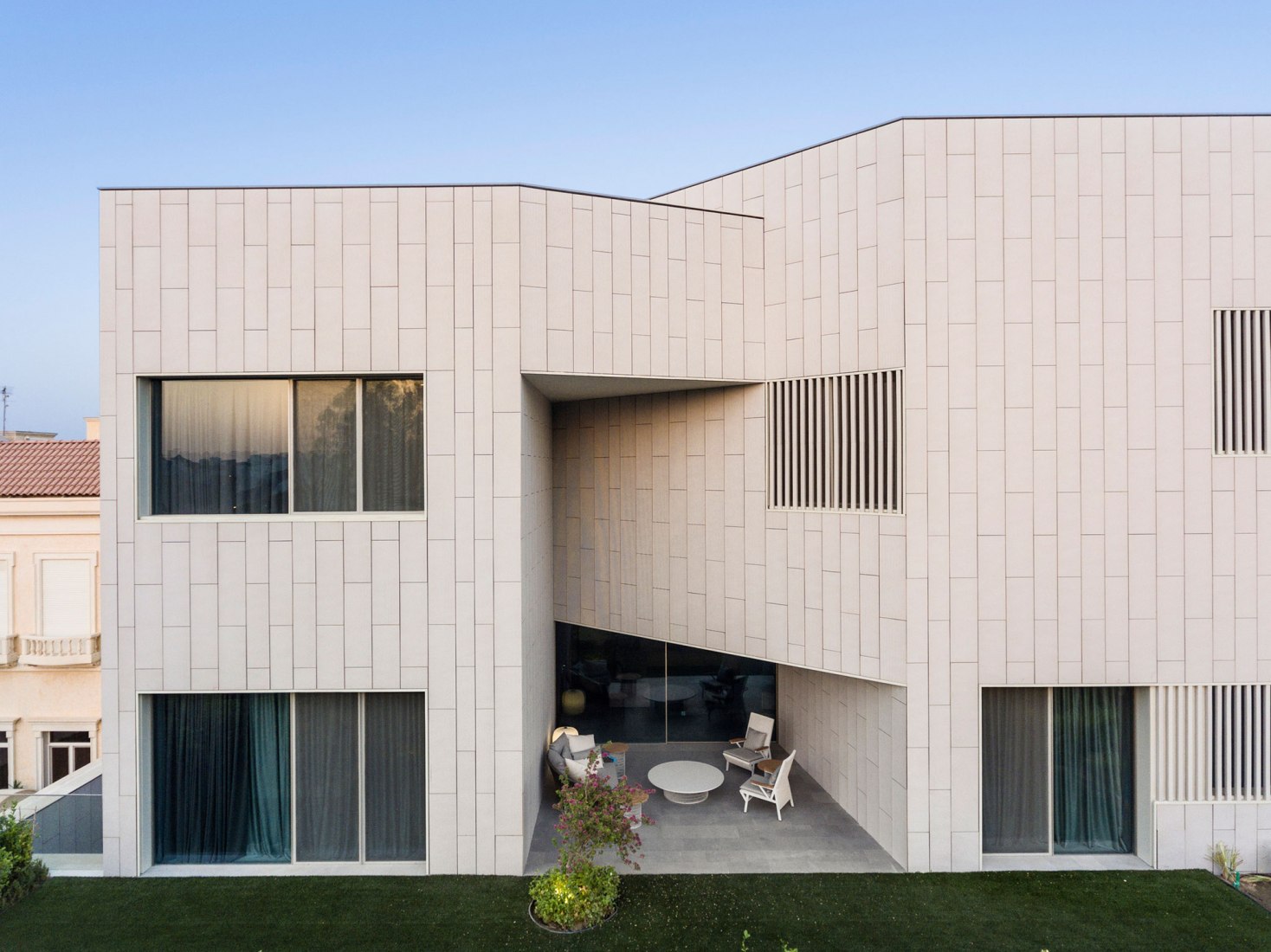 Detalle exterior. Vivienda Nirvana por AGi Architects. Fotografía @ Fernando Guerra