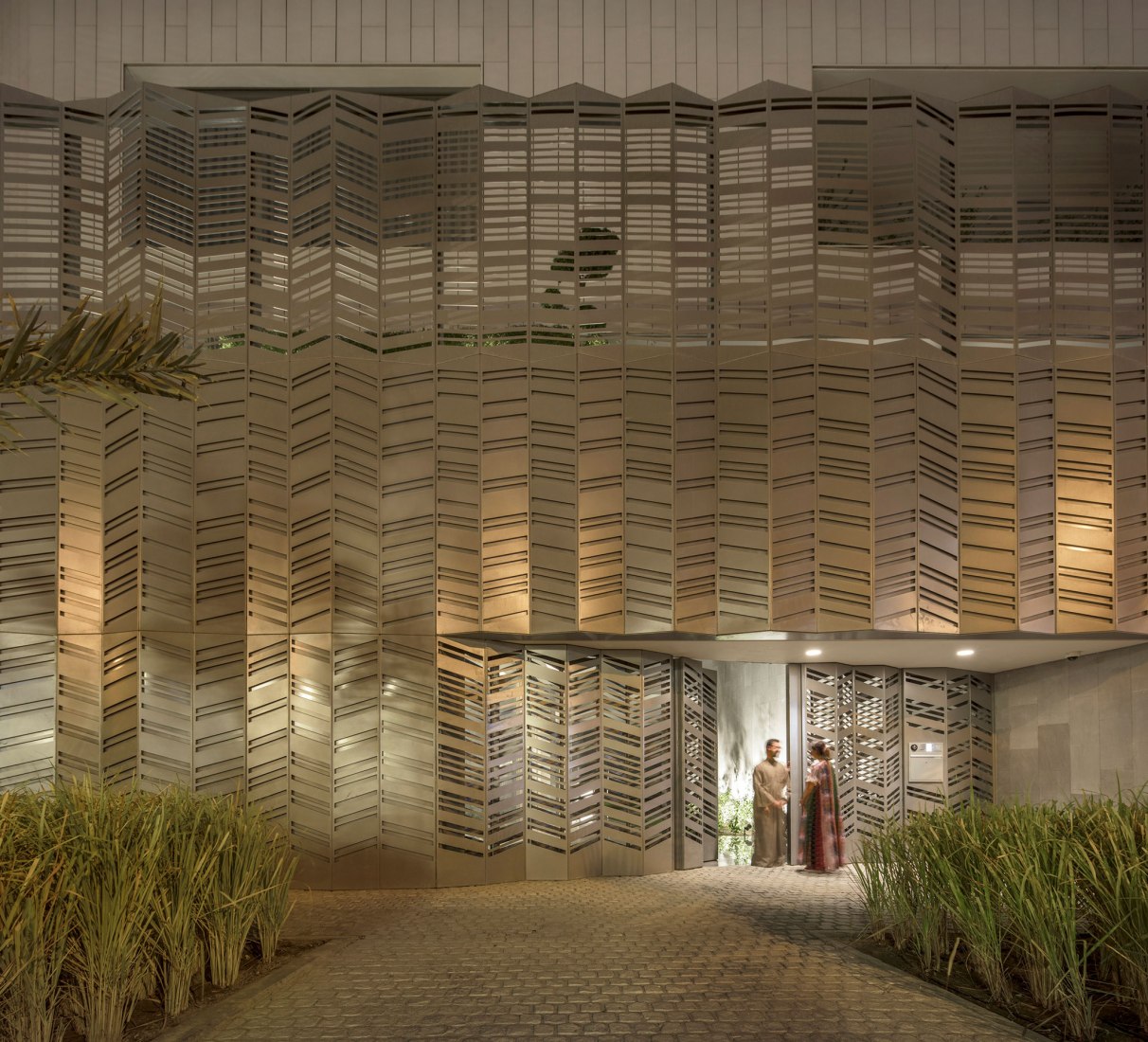 Acceso desde el exterior. Vivienda Nirvana por AGi Architects. Fotografía @ Fernando Guerra